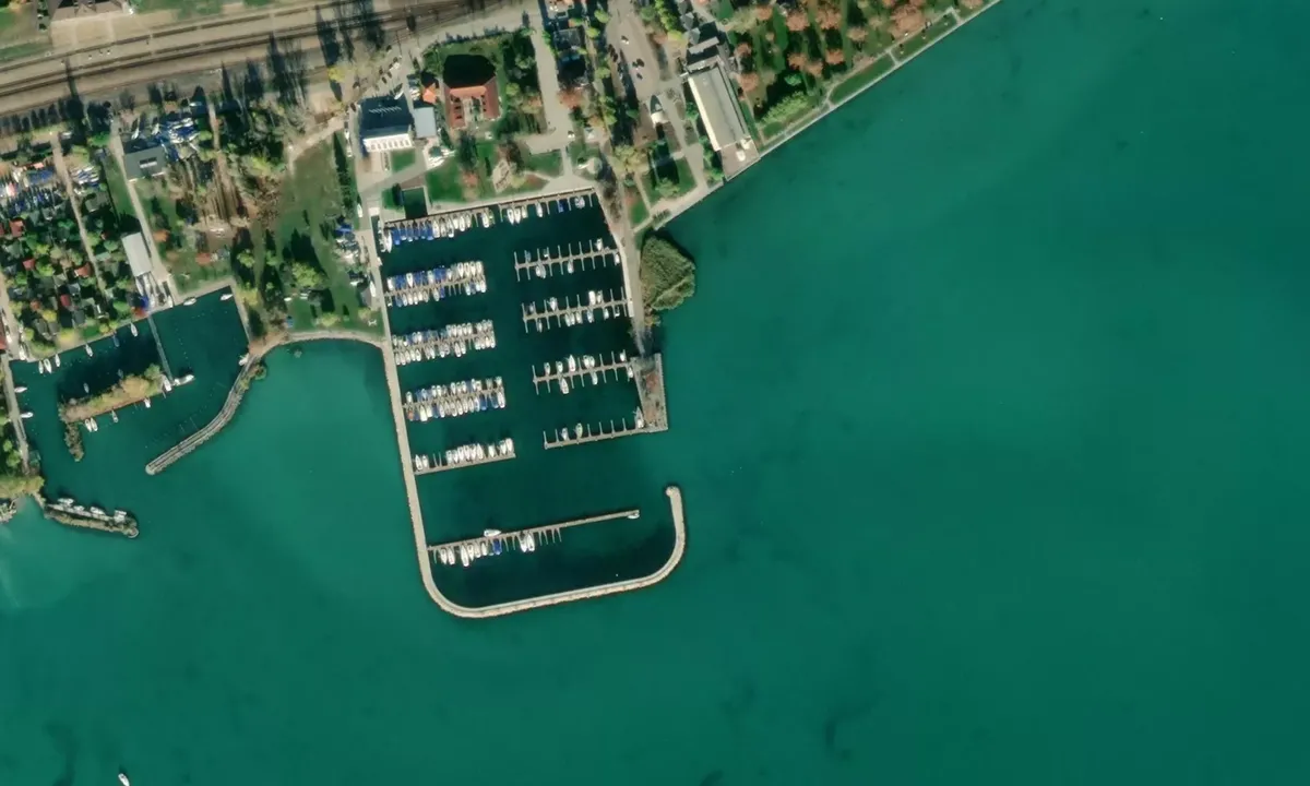 Flyfoto av  Alsóörs Harbor