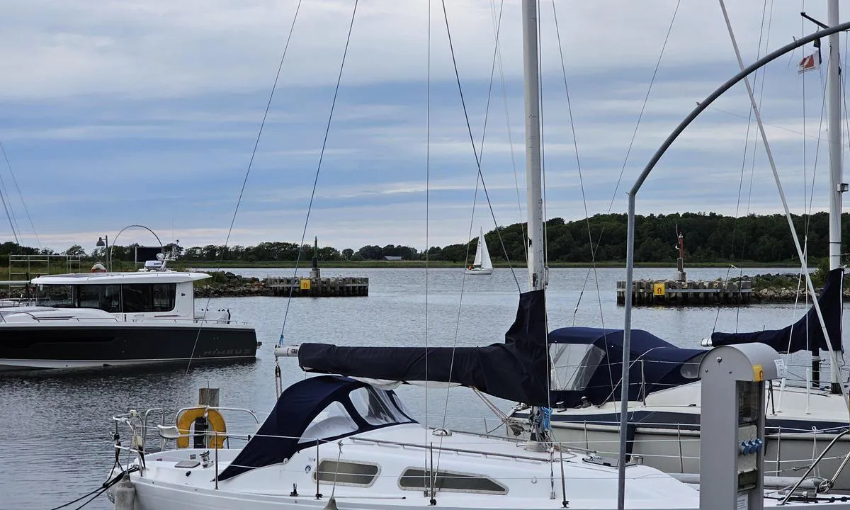 Aalborg Sejlklub - Marina Fjordparken: {"base": "no", "no": "Enkel innseiling direkte fra leden ...", "se": "Enkel insegling direkt fr\u00e5n leden ...", "en": "Easy entrance directly from the fairway ...", "da": "Nem indsejling direkte fra ruten ..."}