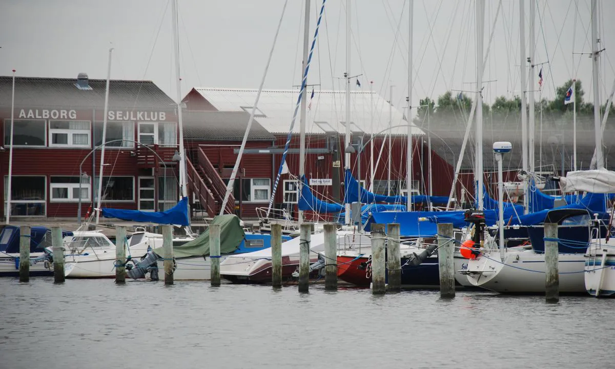 Aalborg Sejlklub - Marina Fjordparken: {"base": "da", "no": "I juli er mange lokale seilere p\u00e5 tur, s\u00e5 det er relativt enkelt \u00e5 finne en plass. G\u00e5 etter de gr\u00f8nne skiltene. Det er en frihavn.", "se": "I juli \u00e4r m\u00e5nga lokala seglare p\u00e5 tur, s\u00e5 det \u00e4r relativt enkelt att hitta en plats. Leta efter de gr\u00f6na skyltarna. Det \u00e4r en frihamn.", "en": "In July, many local sailors are on trips, so it is relatively easy to find a berth. Look for the green signs. It is a free port.", "da": "I juli er mange lokale sejlere p\u00e5 tur, s\u00e5 det er relativt nemt at finde en plads. G\u00e5 efter de gr\u00f8nne skilte. Det er en frihavn."}