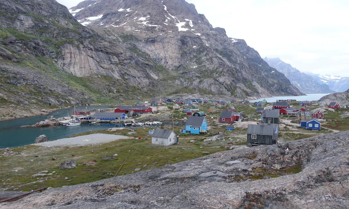 {"base": "en", "no": "Aappilattoq er en by med 100 innbyggere.", "se": "Aappilattoq \u00e4r en stad med 100 inv\u00e5nare.", "en": "Aappilattoq is a town of 100 people.", "da": "Aappilattoq er en by med 100 indbyggere."}