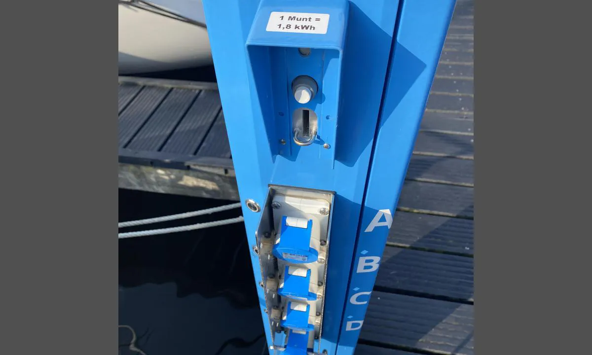Abel Tasman Yacht Haven: {"base": "no", "no": "Str\u00f8m, en m\u00e5 kj\u00f8pe \u00abmynt\u00bb p\u00e5 havnekontoret. Litt begrenset \u00e5pniningstid, men de er meget hjelpsomme", "se": "Str\u00f6m, k\u00f6per man \u00abmynt\u00bb p\u00e5 hamnkontoret. Lite begr\u00e4nsade \u00f6ppettider, men de \u00e4r mycket hj\u00e4lpsamma", "en": "Electricity, one must buy a 'coin' at the harbor office. Limited opening hours, but they are very helpful", "da": "Str\u00f8m, man skal k\u00f8be 'm\u00f8nt' p\u00e5 havnekontoret. Lidt begr\u00e6nset \u00e5bningstid, men de er meget hj\u00e6lpsomme.", "fr": "\u00c9lectricit\u00e9, on doit acheter des \u00abjetons\u00bb au bureau du port. Horaires d'ouverture un peu limit\u00e9s, mais ils sont tr\u00e8s serviables", "de": "Strom, man muss \u201eM\u00fcnze\u201c im Hafenb\u00fcro kaufen. Begrenzte \u00d6ffnungszeiten, aber sie sind sehr hilfsbereit.", "es": "Electricidad, hay que comprar \u00abmoneda\u00bb en la oficina del puerto. El horario de apertura es algo limitado, pero son muy serviciales", "it": "Elettricit\u00e0, \u00e8 necessario acquistare una \u00abmoneta\u00bb presso l'ufficio del porto. Orario di apertura un po' limitato, ma sono molto disponibili", "pt": "Eletricidade, deve-se comprar \u00abmoeda\u00bb no escrit\u00f3rio do porto. O hor\u00e1rio de funcionamento \u00e9 um pouco limitado, mas eles s\u00e3o muito prestativos", "nl": "Stroom, men moet 'munten' kopen bij het havenkantoor. Beperkte openingstijden, maar ze zijn zeer behulpzaam.", "pl": "Pr\u0105d, trzeba kupi\u0107 '\u017ceton' w biurze portowym. Troch\u0119 ograniczone godziny otwarcia, ale s\u0105 bardzo pomocni.", "uk": "\u0415\u043b\u0435\u043a\u0442\u0440\u0438\u043a\u0430, \u0442\u0440\u0435\u0431\u0430 \u043a\u0443\u043f\u0438\u0442\u0438 \u00ab\u0436\u0435\u0442\u043e\u043d\u00bb \u0432 \u0430\u0434\u043c\u0456\u043d\u0456\u0441\u0442\u0440\u0430\u0446\u0456\u0457 \u0433\u0430\u0432\u0430\u043d\u0456. \u0427\u0430\u0441 \u0440\u043e\u0431\u043e\u0442\u0438 \u0442\u0440\u043e\u0445\u0438 \u043e\u0431\u043c\u0435\u0436\u0435\u043d\u0438\u0439, \u0430\u043b\u0435 \u0432\u043e\u043d\u0438 \u0434\u0443\u0436\u0435 \u0434\u043e\u043f\u043e\u043c\u0430\u0433\u0430\u044e\u0442\u044c", "ro": "Curent, trebuie s\u0103 cumperi \u00abmonede\u00bb de la biroul portului. Program de func\u021bionare limitat, dar sunt foarte serviabili", "tr": "Elektrik, liman\u0131 ofisinden 'jeton' sat\u0131n al\u0131nmal\u0131. Biraz s\u0131n\u0131rl\u0131 a\u00e7\u0131l\u0131\u015f saatleri var, ancak \u00e7ok yard\u0131mseverler.", "el": "\u03a1\u03b5\u03cd\u03bc\u03b1, \u03c0\u03c1\u03ad\u03c0\u03b5\u03b9 \u03bd\u03b1 \u03b1\u03b3\u03bf\u03c1\u03ac\u03c3\u03b5\u03c4\u03b5 \u00ab\u03ba\u03ad\u03c1\u03bc\u03b1\u00bb \u03b1\u03c0\u03cc \u03c4\u03bf \u03bb\u03b9\u03bc\u03b5\u03bd\u03b9\u03ba\u03cc \u03b3\u03c1\u03b1\u03c6\u03b5\u03af\u03bf. \u039b\u03af\u03b3\u03bf \u03c0\u03b5\u03c1\u03b9\u03bf\u03c1\u03b9\u03c3\u03bc\u03ad\u03bd\u03bf \u03c9\u03c1\u03ac\u03c1\u03b9\u03bf \u03bb\u03b5\u03b9\u03c4\u03bf\u03c5\u03c1\u03b3\u03af\u03b1\u03c2, \u03b1\u03bb\u03bb\u03ac \u03b5\u03af\u03bd\u03b1\u03b9 \u03c0\u03bf\u03bb\u03cd \u03b5\u03be\u03c5\u03c0\u03b7\u03c1\u03b5\u03c4\u03b9\u03ba\u03bf\u03af", "cs": "Proud, mus\u00edte si zakoupit \u201emince\u201c v kancel\u00e1\u0159i p\u0159\u00edstavu. Otev\u00edrac\u00ed doba je trochu omezen\u00e1, ale jsou velmi ochotn\u00ed", "hu": "\u00c1ram, a kik\u00f6t\u0151 irod\u00e1n lehet \u00ab\u00e9rm\u00e9t\u00bb venni. Kiss\u00e9 korl\u00e1tozott nyitvatart\u00e1si id\u0151, de nagyon seg\u00edt\u0151k\u00e9szek", "fi": "S\u00e4hk\u00f6, kolikoita voi ostaa satamatoimistosta. Aukioloajat ovat hieman rajoitetut, mutta henkil\u00f6kunta on eritt\u00e4in avuliasta.", "bg": "\u0417\u0430 \u0435\u043b\u0435\u043a\u0442\u0440\u0438\u0447\u0435\u0441\u0442\u0432\u043e, \u0442\u0440\u044f\u0431\u0432\u0430 \u0434\u0430 \u043a\u0443\u043f\u0438\u0442\u0435 \u00ab\u043c\u043e\u043d\u0435\u0442\u0430\u00bb \u043e\u0442 \u043f\u0440\u0438\u0441\u0442\u0430\u043d\u0438\u0449\u043d\u043e\u0442\u043e \u0443\u043f\u0440\u0430\u0432\u043b\u0435\u043d\u0438\u0435. \u0420\u0430\u0431\u043e\u0442\u043d\u043e\u0442\u043e \u0432\u0440\u0435\u043c\u0435 \u0435 \u043c\u0430\u043b\u043a\u043e \u043e\u0433\u0440\u0430\u043d\u0438\u0447\u0435\u043d\u043e, \u043d\u043e \u0442\u0435 \u0441\u0430 \u043c\u043d\u043e\u0433\u043e \u0443\u0441\u043b\u0443\u0436\u043b\u0438\u0432\u0438.", "sr": "Struja, kovanice se kupuju u kancelariji luke. Radno vreme je malo ograni\u010deno, ali su veoma uslu\u017eni.", "et": "Elektrit, m\u00fcndid saab osta sadamakontorist. Veidi piiratud lahtiolekuajad, kuid nad on v\u00e4ga abivalmid", "lv": "Str\u0101vu var ieg\u0101d\u0101ties, izmantojot \u00abmon\u0113tu\u00bb, kas ir pieejama ostas biroj\u0101. Darba laiks ir nedaudz ierobe\u017eots, bet person\u0101ls ir \u013coti izpal\u012bdz\u012bgs.", "lt": "Elektra, monetas galima \u012fsigyti uosto biure. Ribotas darbo laikas, bet jie yra labai paslaug\u016bs."}