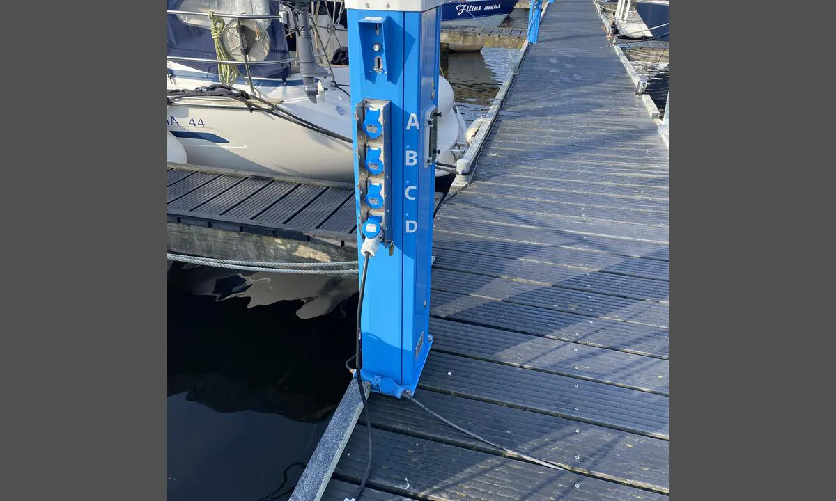 Abel Tasman Yacht Haven: {"base": "no", "no": "Rikelig med uttak for str\u00f8m", "se": "Gott om uttag f\u00f6r el", "en": "Plenty of power outlets", "da": "Rigeligt med udtag for str\u00f8m", "fr": "Nombreuses prises pour l'\u00e9lectricit\u00e9", "de": "Reichlich Stromanschl\u00fcsse", "es": "Numerosos puntos de conexi\u00f3n para electricidad", "it": "Ampia disponibilit\u00e0 di prese per corrente elettrica", "pt": "Tomadas de energia em abund\u00e2ncia", "nl": "Ruim voldoende aansluitingen voor stroom", "pl": "Du\u017co gniazd do pod\u0142\u0105czenia pr\u0105du", "uk": "\u0414\u043e\u0441\u0442\u0430\u0442\u043d\u044c\u043e \u0440\u043e\u0437\u0435\u0442\u043e\u043a \u0434\u043b\u044f \u043f\u0456\u0434\u043a\u043b\u044e\u0447\u0435\u043d\u043d\u044f \u0434\u043e \u0435\u043b\u0435\u043a\u0442\u0440\u043e\u043c\u0435\u0440\u0435\u0436\u0456", "ro": "O mul\u021bime de prize pentru curent", "tr": "Bolca elektrik prizi mevcut", "el": "\u0386\u03c6\u03b8\u03bf\u03bd\u03b5\u03c2 \u03c0\u03b1\u03c1\u03bf\u03c7\u03ad\u03c2 \u03c1\u03b5\u03cd\u03bc\u03b1\u03c4\u03bf\u03c2", "cs": "Dostatek elektrick\u00fdch p\u0159\u00edpojek", "hu": "B\u0151s\u00e9ges \u00e1ramcsatlakoz\u00e1si lehet\u0151s\u00e9g", "fi": "Runsaasti s\u00e4hk\u00f6pistokkeita", "bg": "\u041c\u043d\u043e\u0433\u043e \u0438\u0437\u0432\u043e\u0434\u0438 \u0437\u0430 \u0442\u043e\u043a", "sr": "Obilje uti\u010dnica za struju", "et": "Rikkalikult \u00fchenduskohti elektri jaoks", "lv": "Liela daudzas kontaktligzdas elektr\u012bbai", "lt": "Gausu elektros lizd\u0173"}