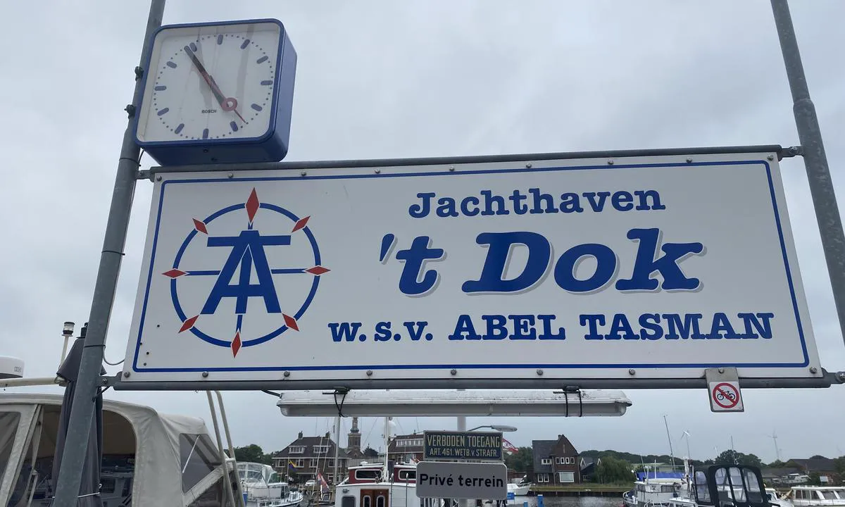 Abel Tasman Yacht Haven: {"base": "no", "no": "Her er du \u00f8nsket hjertelig velkommen. Pris for 13,5 meter er i 2025 19 euro inkl turist skatt for 2 personer..", "se": "H\u00e4r \u00e4r du hj\u00e4rtligt v\u00e4lkommen. Priset f\u00f6r 13,5 meter \u00e4r 2025 19 euro inklusive turistskatt f\u00f6r 2 personer..", "en": "Here you are heartily welcomed. The price for 13.5 meters in 2025 is 19 euros including tourist tax for 2 people.", "da": "Her er du hjerteligt velkommen. Prisen for 13,5 meter er i 2025 19 euro inkl. turistskat for 2 personer.", "fr": "Ici, vous \u00eates chaleureusement bienvenus. Le prix pour 13,5 m\u00e8tres est en 2025 de 19 euros, taxe touristique incluse pour 2 personnes.", "de": "Hier sind Sie herzlich willkommen. Der Preis f\u00fcr 13,5 Meter betr\u00e4gt 2025 19 Euro inklusive Touristensteuer f\u00fcr 2 Personen.", "es": "Aqu\u00ed eres cordialmente bienvenido. El precio para 13,5 metros es en 2025 19 euros, incluyendo el impuesto tur\u00edstico para 2 personas.", "it": "Qui sei calorosamente benvenuto. Il prezzo per 13,5 metri \u00e8 nel 2025 di 19 euro inclusa la tassa turistica per 2 persone.", "pt": "Aqui voc\u00ea \u00e9 calorosamente bem-vindo. O pre\u00e7o para 13,5 metros em 2025 \u00e9 de 19 euros, incluindo taxa tur\u00edstica para 2 pessoas.", "nl": "Hier bent u van harte welkom. De prijs voor 13,5 meter is in 2025 19 euro inclusief toeristenbelasting voor 2 personen.", "pl": "Tutaj jeste\u015b serdecznie mile widziany. Cena za 13,5 metra w 2025 roku wynosi 19 euro, w tym podatek turystyczny dla 2 os\u00f3b.", "uk": "\u0422\u0443\u0442 \u0432\u0430\u0441 \u0449\u0438\u0440\u043e \u0432\u0456\u0442\u0430\u044e\u0442\u044c. \u0426\u0456\u043d\u0430 \u043d\u0430 13,5 \u043c\u0435\u0442\u0440\u0430 \u0432 2025 \u0440\u043e\u0446\u0456 \u0441\u0442\u0430\u043d\u043e\u0432\u0438\u0442\u044c 19 \u0454\u0432\u0440\u043e, \u0432\u043a\u043b\u044e\u0447\u0430\u044e\u0447\u0438 \u0442\u0443\u0440\u0438\u0441\u0442\u0438\u0447\u043d\u0438\u0439 \u0437\u0431\u0456\u0440 \u0434\u043b\u044f 2 \u043e\u0441\u0456\u0431.", "ro": "Aici e\u0219ti binevenit cu c\u0103ldur\u0103. Pre\u021bul pentru 13,5 metri este \u00een 2025 de 19 euro inclusiv taxa de turism pentru 2 persoane.", "tr": "Burada i\u00e7tenlikle kar\u015f\u0131lan\u0131yorsunuz. 2025 y\u0131l\u0131nda 13,5 metre i\u00e7in fiyat, 2 ki\u015fi turizm vergisi dahil 19 Euro'dur.", "el": "<p>\u0395\u03b4\u03ce \u03b5\u03af\u03c3\u03c4\u03b5 \u03b8\u03b5\u03c1\u03bc\u03ac \u03ba\u03b1\u03bb\u03bf\u03b4\u03b5\u03c7\u03bf\u03cd\u03bc\u03b5\u03bd\u03bf\u03b9. \u0397 \u03c4\u03b9\u03bc\u03ae \u03b3\u03b9\u03b1 13,5 \u03bc\u03ad\u03c4\u03c1\u03b1 \u03b5\u03af\u03bd\u03b1\u03b9 \u03c4\u03bf 2025 19 \u03b5\u03c5\u03c1\u03ce \u03c3\u03c5\u03bc\u03c0\u03b5\u03c1\u03b9\u03bb\u03b1\u03bc\u03b2\u03b1\u03bd\u03bf\u03bc\u03ad\u03bd\u03bf\u03c5 \u03c4\u03bf\u03c5 \u03c4\u03bf\u03c5\u03c1\u03b9\u03c3\u03c4\u03b9\u03ba\u03bf\u03cd \u03c6\u03cc\u03c1\u03bf\u03c5 \u03b3\u03b9\u03b1 2 \u03ac\u03c4\u03bf\u03bc\u03b1.</p>", "cs": "Jste zde srde\u010dn\u011b v\u00edt\u00e1ni. Cena za 13,5 metru je v roce 2025 19 euro v\u010detn\u011b turistick\u00e9 dan\u011b pro 2 osoby.", "hu": "Itt sz\u00edvesen l\u00e1tj\u00e1k \u00d6nt. A 13,5 m\u00e9teres haj\u00f3 \u00e1ra 2025-ben 19 eur\u00f3, bele\u00e9rtve az idegenforgalmi ad\u00f3t 2 f\u0151 r\u00e9sz\u00e9re.", "fi": "T\u00e4\u00e4ll\u00e4 olet syd\u00e4mellisesti tervetullut. Hinta 13,5 metrille on vuonna 2025 19 euroa turistiveroineen kahdelle henkil\u00f6lle.", "bg": "\u0422\u0443\u043a \u0441\u0442\u0435 \u0441\u044a\u0440\u0434\u0435\u0447\u043d\u043e \u0434\u043e\u0431\u0440\u0435 \u0434\u043e\u0448\u043b\u0438. \u0426\u0435\u043d\u0430\u0442\u0430 \u0437\u0430 13,5 \u043c\u0435\u0442\u0440\u0430 \u043f\u0440\u0435\u0437 2025 \u0433. \u0435 19 \u0435\u0432\u0440\u043e, \u0432\u043a\u043b\u044e\u0447\u0438\u0442\u0435\u043b\u043d\u043e \u0442\u0443\u0440\u0438\u0441\u0442\u0438\u0447\u0435\u0441\u043a\u0430 \u0442\u0430\u043a\u0441\u0430 \u0437\u0430 2 \u043b\u0438\u0446\u0430.", "sr": "\u041e\u0432\u0434\u0435 \u0441\u0442\u0435 \u0441\u0440\u0434\u0430\u0447\u043d\u043e \u0434\u043e\u0431\u0440\u043e\u0434\u043e\u0448\u043b\u0438. \u0426\u0435\u043d\u0430 \u0437\u0430 13,5 \u043c\u0435\u0442\u0430\u0440\u0430 \u0458\u0435 \u0443 2025. \u0433\u043e\u0434\u0438\u043d\u0438 19 \u0435\u0432\u0440\u0430 \u0443\u043a\u0459\u0443\u0447\u0443\u0458\u0443\u045b\u0438 \u0442\u0443\u0440\u0438\u0441\u0442\u0438\u0447\u043a\u0443 \u0442\u0430\u043a\u0441\u0443 \u0437\u0430 2 \u043e\u0441\u043e\u0431\u0435.", "et": "Siin oled soojalt teretulnud. Hind 13,5 meetri jaoks on 2025. aastal 19 eurot, sisaldades turismimaksu 2 inimesele.", "lv": "\u0160eit j\u016bs esat laipni gaid\u012bti. Cena par 13,5 metriem 2025. gad\u0101 ir 19 eiro, ieskaitot t\u016brisma nodokli 2 person\u0101m.", "lt": "\u010cia esate \u0161irdingai laukiami. Kaina u\u017e 13,5 metro 2025 metais yra 19 eur\u0173 su turist\u0173 mokes\u010diu u\u017e 2 asmenis."}
