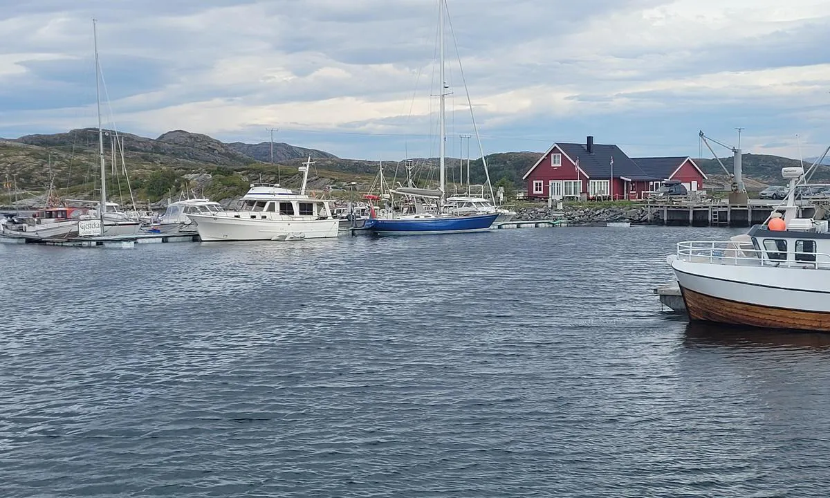 Abelvær Båtlag: {"base": "no", "no": "Sett fra ytterst p\u00e5 moloen,grei adkomst, men v\u00e6r obs p\u00e5 en stein rett ut for gjestebrygga hvis du stikker dypere enn 1 meter.", "se": "Sett fr\u00e5n ytterst p\u00e5 piren, enkel tillg\u00e5ng, men var uppm\u00e4rksam p\u00e5 en sten rakt utanf\u00f6r g\u00e4stbryggan om du sticker djupare \u00e4n 1 meter.", "en": "Seen from the end of the breakwater, easy access, but be aware of a rock just off the guest dock if you draft deeper than 1 meter.", "da": "Set fra yderst p\u00e5 molen, nem adgang, men v\u00e6r opm\u00e6rksom p\u00e5 en sten lige uden for g\u00e6stebryggen, hvis du stikker dybere end 1 meter.", "fr": "Vu du bout de la jet\u00e9e, l'acc\u00e8s est facile, mais faites attention \u00e0 une pierre juste en face du quai des visiteurs si votre tirant d'eau d\u00e9passe 1 m\u00e8tre.", "de": "Vom Ende der Mole aus gesehen, einfacher Zugang, aber Achtung auf einen Stein direkt vor dem G\u00e4stesteg, wenn Ihr Tiefgang mehr als 1 Meter betr\u00e4gt.", "es": "Vista desde el extremo del espig\u00f3n, acceso f\u00e1cil, pero ten cuidado con una roca justo enfrente del muelle de invitados si tienes un calado superior a 1 metro.", "it": "Visto dall'estremit\u00e0 del molo, facile accesso, ma attenzione a una pietra proprio di fronte al molo per gli ospiti se il pescaggio supera 1 metro.", "pt": "Visto da extremidade do quebra-mar, acesso f\u00e1cil, mas fique atento a uma pedra diretamente em frente ao cais para visitantes se seu calado for maior que 1 metro.", "nl": "Gezien vanaf het einde van de pier, gemakkelijke toegang, maar let op een steen direct voor de gaststeiger als je dieper steekt dan 1 meter.", "pl": "Patrz\u0105c od ko\u0144ca molo, dobry dost\u0119p, ale uwa\u017caj na kamie\u0144 tu\u017c przed przystani\u0105 dla go\u015bci, je\u015bli masz zanurzenie wi\u0119ksze ni\u017c 1 metr.", "uk": "\u0420\u043e\u0437\u0433\u043b\u044f\u0434\u0430\u044e\u0447\u0438 \u0437 \u0441\u0430\u043c\u043e\u0433\u043e \u043a\u0440\u0430\u044e \u043c\u043e\u043b\u0430, \u0437\u0440\u0443\u0447\u043d\u0438\u0439 \u043f\u0456\u0434\u0445\u0456\u0434, \u0430\u043b\u0435 \u0431\u0443\u0434\u044c\u0442\u0435 \u0443\u0432\u0430\u0436\u043d\u0456 \u0434\u043e \u043a\u0430\u043c\u0435\u043d\u044f \u043f\u0440\u044f\u043c\u043e \u043f\u0435\u0440\u0435\u0434 \u0433\u043e\u0441\u0442\u044c\u043e\u0432\u0438\u043c \u043f\u0440\u0438\u0447\u0430\u043b\u043e\u043c, \u044f\u043a\u0449\u043e \u0432\u0430\u0448\u0430 \u043e\u0441\u0430\u0434\u043a\u0430 \u0433\u043b\u0438\u0431\u0448\u0435 \u043d\u0456\u0436 1 \u043c\u0435\u0442\u0440.", "ro": "Privit de la cap\u0103tul digului, acces facil, dar aten\u021bie la o piatr\u0103 direct \u00een fa\u021ba debarcaderului pentru oaspe\u021bi dac\u0103 ave\u021bi un pescaj mai mare de 1 metru.", "tr": "Dalgak\u0131ran\u0131n ucundan bak\u0131ld\u0131\u011f\u0131nda, kolay eri\u015fim sa\u011flan\u0131r, ancak konuk iskelesinin tam kar\u015f\u0131s\u0131nda, e\u011fer derinli\u011finiz 1 metreden fazlaysa dikkat edilmesi gereken bir kaya vard\u0131r.", "el": "\u0392\u03bb\u03ad\u03c0\u03bf\u03bd\u03c4\u03b1\u03c2 \u03b1\u03c0\u03cc \u03c4\u03bf \u03b5\u03be\u03c9\u03c4\u03b5\u03c1\u03b9\u03ba\u03cc \u03bc\u03ad\u03c1\u03bf\u03c2 \u03c4\u03bf\u03c5 \u03c0\u03c1\u03bf\u03b2\u03bb\u03ae\u03c4\u03b1, \u03b5\u03cd\u03ba\u03bf\u03bb\u03b7 \u03c0\u03c1\u03cc\u03c3\u03b2\u03b1\u03c3\u03b7, \u03b1\u03bb\u03bb\u03ac \u03c0\u03c1\u03bf\u03c3\u03ad\u03be\u03c4\u03b5 \u03bc\u03b9\u03b1 \u03c0\u03ad\u03c4\u03c1\u03b1 \u03b1\u03ba\u03c1\u03b9\u03b2\u03ce\u03c2 \u03ad\u03be\u03c9 \u03b1\u03c0\u03cc \u03c4\u03bf\u03bd \u03b1\u03c0\u03bf\u03b2\u03ac\u03b8\u03c1\u03b1 \u03b3\u03b9\u03b1 \u03c4\u03bf\u03c5\u03c2 \u03b5\u03c0\u03b9\u03c3\u03ba\u03ad\u03c0\u03c4\u03b5\u03c2 \u03b1\u03bd \u03c4\u03bf \u03c3\u03ba\u03ac\u03c6\u03bf\u03c2 \u03ad\u03c7\u03b5\u03b9 \u03b2\u03cd\u03b8\u03b9\u03c3\u03bc\u03b1 \u03bc\u03b5\u03b3\u03b1\u03bb\u03cd\u03c4\u03b5\u03c1\u03bf \u03b1\u03c0\u03cc 1 \u03bc\u03ad\u03c4\u03c1\u03bf.", "cs": "P\u0159i pohledu z konce mola je p\u0159\u00edstup snadn\u00fd, ale bu\u010fte opatrn\u00ed na k\u00e1men p\u0159\u00edmo p\u0159ed molem pro hosty, pokud m\u00e1te ponor v\u011bt\u0161\u00ed ne\u017e 1 metr.", "hu": "A m\u00f3l\u00f3 v\u00e9g\u00e9r\u0151l n\u00e9zve k\u00f6nny\u0171 megk\u00f6zel\u00edt\u00e9s, de figyelj egy k\u0151re k\u00f6zvetlen\u00fcl a vend\u00e9gm\u00f3l\u00f3 el\u0151tt, ha a mer\u00fcl\u00e9sed m\u00e9lyebb, mint 1 m\u00e9ter.", "fi": "N\u00e4kyviss\u00e4 aallonmurtajan p\u00e4\u00e4st\u00e4, helppo saapua, mutta ole tarkkana kivest\u00e4 aivan vieraslaiturin edess\u00e4, jos syv\u00e4yksesi on yli 1 metri.", "bg": "\u0413\u043b\u0435\u0434\u0430\u043d\u043e \u043e\u0442 \u043a\u0440\u0430\u044f \u043d\u0430 \u0432\u044a\u043b\u043d\u043e\u043b\u043e\u043c\u0430, \u043b\u0435\u0441\u0435\u043d \u0434\u043e\u0441\u0442\u044a\u043f, \u043d\u043e \u0431\u044a\u0434\u0435\u0442\u0435 \u0432\u043d\u0438\u043c\u0430\u0442\u0435\u043b\u043d\u0438 \u0437\u0430 \u043a\u0430\u043c\u044a\u043a \u0442\u043e\u0447\u043d\u043e \u043f\u0440\u0435\u0434 \u043a\u0435\u044f \u0437\u0430 \u0433\u043e\u0441\u0442\u0438, \u0430\u043a\u043e \u0433\u0430\u0437\u044f\u0442 \u043f\u043e\u0432\u0435\u0447\u0435 \u043e\u0442 1 \u043c\u0435\u0442\u044a\u0440.", "sr": "\u041f\u043e\u0441\u043c\u0430\u0442\u0440\u0430\u043d\u043e \u0441\u0430 \u043a\u0440\u0430\u0458\u0430 \u043c\u043e\u043b\u0430, \u043b\u0430\u043a \u043f\u0440\u0438\u0441\u0442\u0443\u043f, \u0430\u043b\u0438 \u0431\u0443\u0434\u0438\u0442\u0435 \u043e\u043f\u0440\u0435\u0437\u043d\u0438 \u0437\u0431\u043e\u0433 \u043a\u0430\u043c\u0435\u043d\u0430 \u0442\u0430\u0447\u043d\u043e \u0438\u0441\u043f\u0440\u0435\u0434 \u0433\u043e\u0441\u0442\u0438\u043d\u0441\u043a\u043e\u0433 \u043f\u0440\u0438\u0441\u0442\u0430\u043d\u0438\u0448\u0442\u0430 \u0430\u043a\u043e \u0433\u0430\u0437\u0438\u0442\u0435 \u0434\u0443\u0431\u0459\u0435 \u043e\u0434 1 \u043c\u0435\u0442\u0430\u0440.", "et": "Vaadatuna kai otsast, hea juurdep\u00e4\u00e4s, kuid ole t\u00e4helepanelik kivi suhtes otse k\u00fclalissilla ees, kui sul on s\u00fcvis \u00fcle 1 meetri.", "lv": "No mola gala ir pieeja, bet esiet uzman\u012bgi, jo ir akmens tie\u0161i pie viesu piest\u0101tnes, ja ienirat dzi\u013c\u0101k par 1 metru.", "lt": "\u017di\u016brint nuo molo kra\u0161to, lengva prieiga, ta\u010diau b\u016bkite atsarg\u016bs d\u0117l akmens tiesiai prie\u0161ais sve\u010di\u0173 prieplauk\u0105, jei j\u016bs\u0173 grimzl\u0117 yra gilesn\u0117 nei 1 metras."}