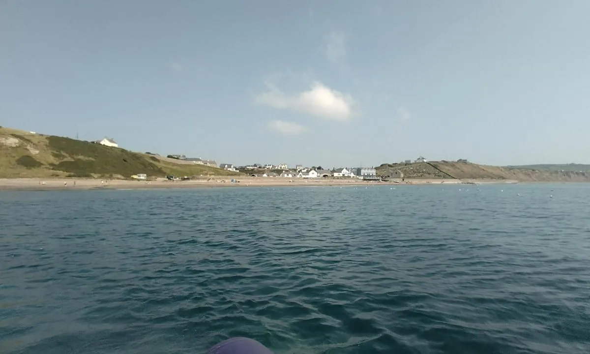 Aberdaron Beach: {"base": "en", "no": "Fin liten landsby p\u00e5 stranden.", "se": "Trevlig liten by vid stranden.", "en": "Nice little village on the beach.", "da": "Hyggelig lille landsby p\u00e5 stranden."}
