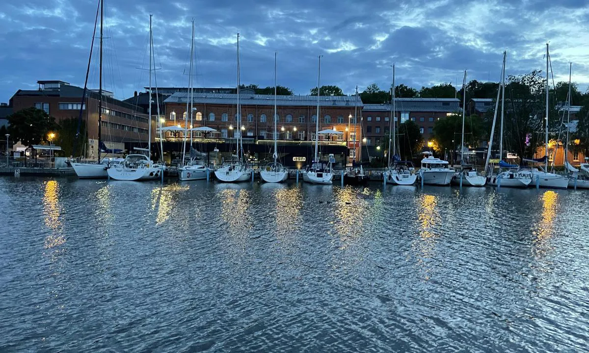 Åbo Gästhamn: {"base": "no", "no": "Noen plasser kan reserveres via nett/ eller p\u00e5 telefon. Breieste b\u00e5s er fem meter.", "se": "N\u00e5gra platser kan reserveras via n\u00e4tet/ eller p\u00e5 telefon. Den bredaste b\u00e5tplatsen \u00e4r fem meter.", "en": "Some berths can be reserved via the internet or by phone. The widest berth is five meters.", "da": "Nogle pladser kan reserveres via nettet/ eller p\u00e5 telefon. Brede b\u00e5se er fem meter."}