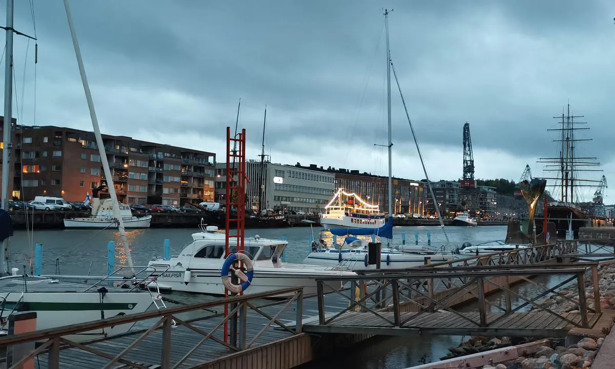 Åbo Gästhamn: {"base": "fi", "no": "Turku Citymarina", "se": "\u00c5bo Citymarina", "en": "Turku City Marina", "da": "Turku Citymarina", "fr": "Marina de la Ville de Turku", "de": "<html><body>Turku Citymarina</body></html>", "es": "Marina de la Ciudad de Turku", "it": "Turku Citymarina", "pt": "Marina da Cidade de Turku", "nl": "Turku Citymarina", "pl": "Turku Citymarina", "uk": "\u041c\u0456\u0441\u044c\u043a\u0430 \u043c\u0430\u0440\u0438\u043d\u0430 \u0422\u0443\u0440\u043a\u0443", "ro": "Marina ora\u0219ului Turku", "tr": "Turku Citymarina", "el": "\u039c\u03b1\u03c1\u03af\u03bd\u03b1 \u03a0\u03cc\u03bb\u03b7\u03c2 \u03a4\u03bf\u03c5\u03c1\u03ba\u03bf\u03cd", "cs": "Turku Citymarina", "hu": "Turku V\u00e1roskik\u00f6t\u0151", "fi": "Turku Citymarina", "bg": "\u0413\u0440\u0430\u0434\u0441\u043a\u0430 \u043c\u0430\u0440\u0438\u043d\u0430 \u0422\u0443\u0440\u043a\u0443", "sr": "\u0413\u0440\u0430\u0434\u0441\u043a\u0430 \u043c\u0430\u0440\u0438\u043d\u0430 \u0443 \u0422\u0443\u0440\u043a\u0443", "et": "Turu Citymarina", "lv": "Turku pils\u0113tas jahtu osta", "lt": "Turku Citymarina"}