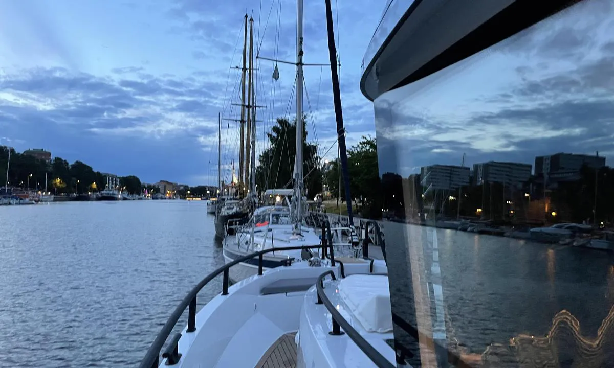 Åbo Gästhamn: {"base": "no", "no": "For longside er det en annen marina p\u00e5 andre siden av elva. For b\u00e5ter over 40 fot, alle plasser m\u00e5 reserveres per telefon.", "se": "F\u00f6r l\u00e5ngsida finns det en annan marina p\u00e5 andra sidan av floden. F\u00f6r b\u00e5tar \u00f6ver 40 fot, alla platser m\u00e5ste reserveras via telefon.", "en": "For alongside berthing, there is another marina on the other side of the river. For boats over 40 feet, all spots must be reserved by phone.", "da": "Langs kajen er der en anden marina p\u00e5 den anden side af floden. For b\u00e5de over 40 fod, skal alle pladser reserveres via telefon."}