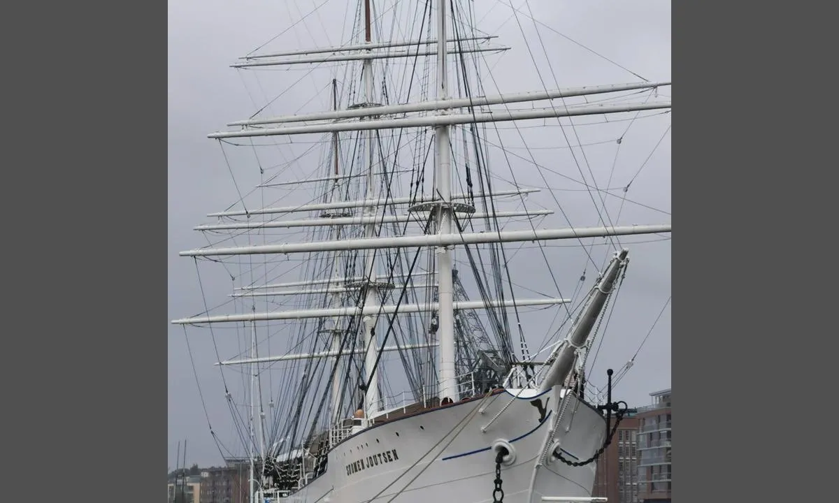Åbo Gästhamn: {"base": "de", "no": "Turku byhavn", "se": "Turku stadshamn", "en": "Turku City Harbor", "da": "Turku Cityhavn", "fr": "Port de la ville de Turku", "de": "Turku Cityhafen", "es": "Puerto de la Ciudad de Turku", "it": "Porto Cittadino di Turku", "pt": "Porto da Cidade de Turku", "nl": "Turku Stadsjachthaven", "pl": "Miejski port Turku", "uk": "\u041c\u0456\u0441\u044c\u043a\u0438\u0439 \u043f\u043e\u0440\u0442 \u0422\u0443\u0440\u043a\u0443", "ro": "Portul urban Turku", "tr": "Turku \u015eehir Liman\u0131", "el": "\u03a4\u03bf\u03c5\u03c1\u03ba\u03bf\u03cd Cityhafen", "cs": "Turku Cityhafen", "hu": "Turku v\u00e1rosi kik\u00f6t\u0151", "fi": "Turun kaupungin satama", "bg": "\u0413\u0440\u0430\u0434\u0441\u043a\u043e \u043f\u0440\u0438\u0441\u0442\u0430\u043d\u0438\u0449\u0435 \u0422\u0443\u0440\u043a\u0443", "sr": "Turkuska gradska luka", "et": "Turu Linnasadam", "lv": "Turku pils\u0113tas osta", "lt": "Turku miesto uostas"}
