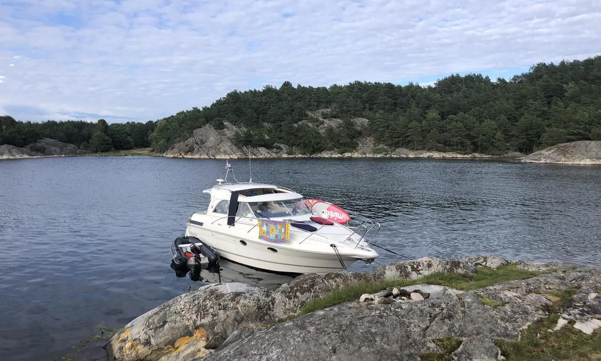 Abrahamsodden: {"base": "no", "no": "Flere bolter i fjell. Her har jeg lagt til p\u00e5 den ytterste av to sm\u00e5 odder her inne.", "se": "Flera bultar i berg. H\u00e4r har jag lagt till vid den yttersta av tv\u00e5 sm\u00e5 uddar h\u00e4r inne.", "en": "Several bolts in the rock. Here I have docked at the outermost of two small points in here.", "da": "Flere bolte i fjeld. Her har jeg lagt til ved den yderste af to sm\u00e5 odder herinde."}