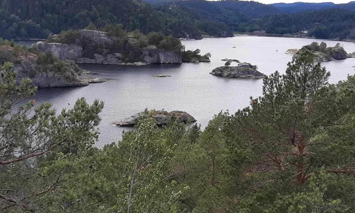 Åbyfjorden: Vestlandet i miniatyr. Mange longside- og ankringsmuligheter. Noe rester av dønninger fra utsiden. Godt fiske.