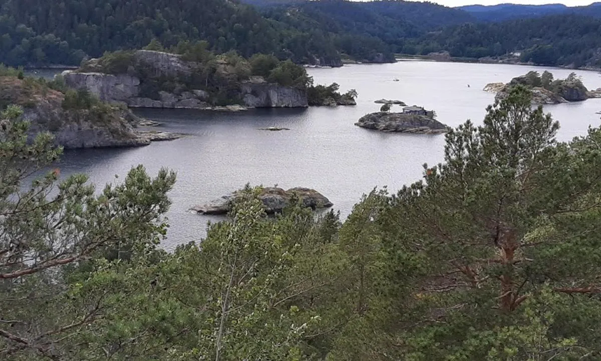 Åbyfjorden: {"base": "no", "no": "Vestlandet i miniatyr. Mange longside- og ankringsmuligheter. Noe rester av d\u00f8nninger fra utsiden. Godt fiske.", "se": "V\u00e4stlandet i miniatyr. M\u00e5nga l\u00e5ngsides- och ankringsm\u00f6jligheter. Vissa rester av dyningar fr\u00e5n utsidan. Bra fiske.", "en": "Vestlandet in miniature. Many opportunities for alongside berthing and anchoring. Some residual swells from the outside. Good fishing.", "da": "Vestlandet i miniformat. Mange langside- og ankeringsmuligheder. Noget rester af d\u00f8nninger fra ydersiden. Godt fiskeri."}
