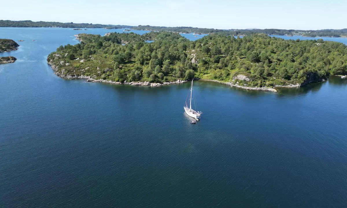 Ådnøya: {"base": "no", "no": "Fin ankringsplass  Ikkje spesielt godt hold for anker.  OObs grunnen som kan skimtast  bak b\u00e5ten  Der b\u00e5ten ligg ca 9 m djupn", "se": "Fin ankringsplats Inte speciellt bra f\u00e4ste f\u00f6r ankaret. Obs grunden som kan skymtas bakom b\u00e5ten D\u00e4r b\u00e5ten ligger ca 9 m djup", "en": "Nice anchorage. Not particularly good anchor hold. Watch out for the shallow area that can be seen behind the boat. Where the boat lies, the depth is approximately 9 meters.", "da": "God ankerplads <b>Ikke</b> specielt godt hold for anker. <i>Obs</i> grund der kan skimtes bag b\u00e5den. Hvor b\u00e5den ligger ca. 9 m dyb."}