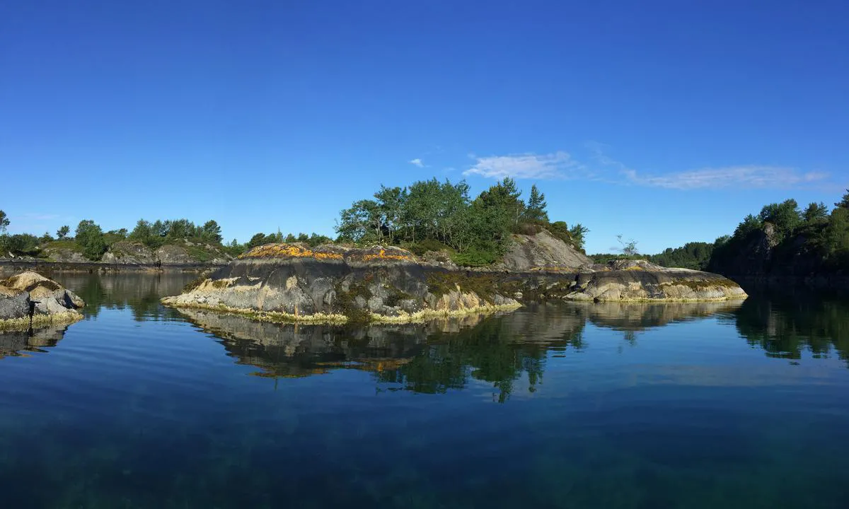 Ådnøya: Ved en av holmene.