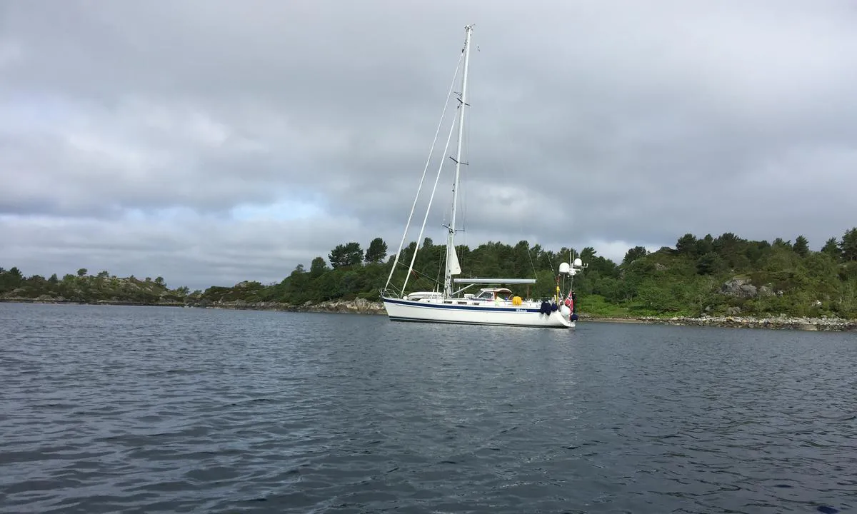 Ådnøya: {"base": "no", "no": "Seilb\u00e5t p\u00e5 svai i ytre del av pollene.", "se": "Segelb\u00e5t p\u00e5 svaj i yttre delen av pollarna.", "en": "Sailboat at anchor in the outer part of the pools.", "da": "Sejlb\u00e5d p\u00e5 svaj i den ydre del af pollene."}