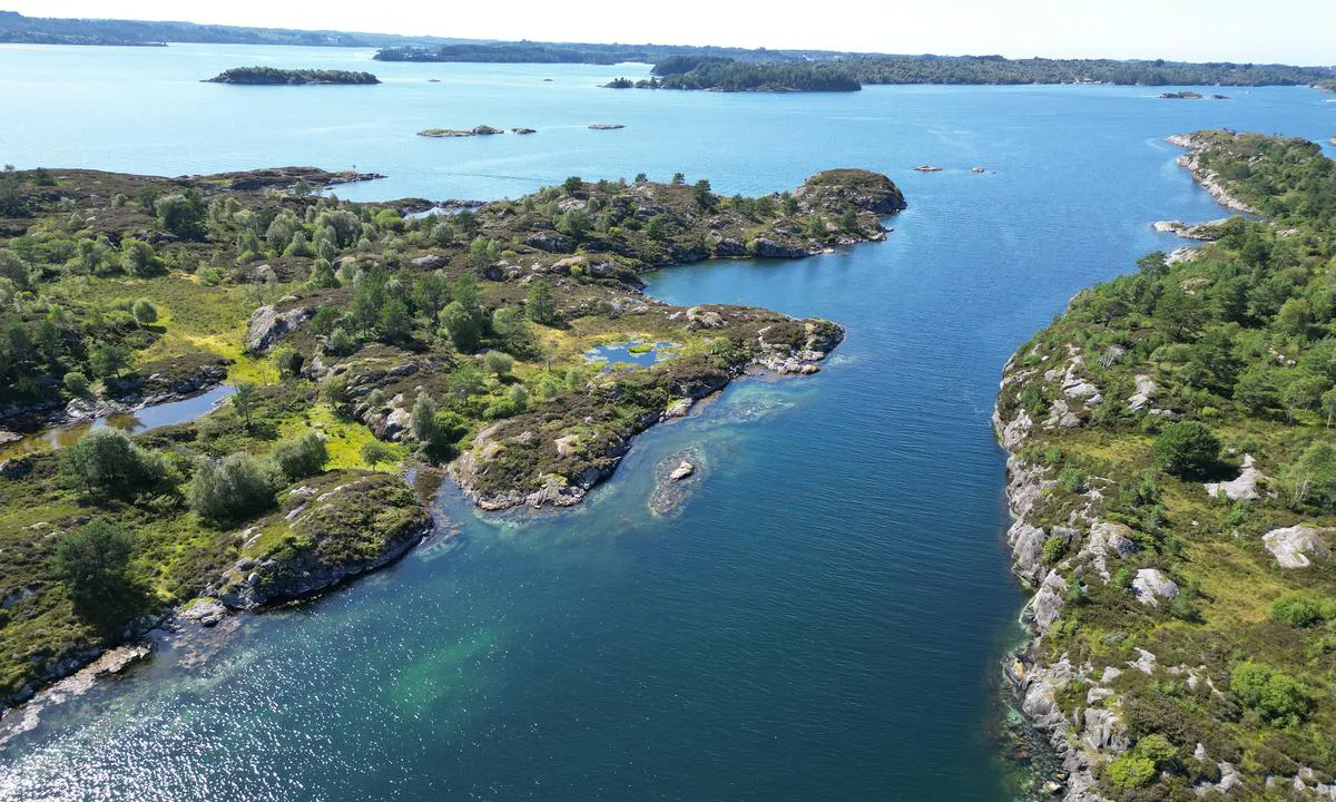 Ådnøya: {"base": "no", "no": "Innseglinga fr\u00e5 NordVest", "se": "Inseglingen fr\u00e5n Nordv\u00e4st", "en": "The approach from the Northwest", "da": "Indsejlingen fra NordVest"}