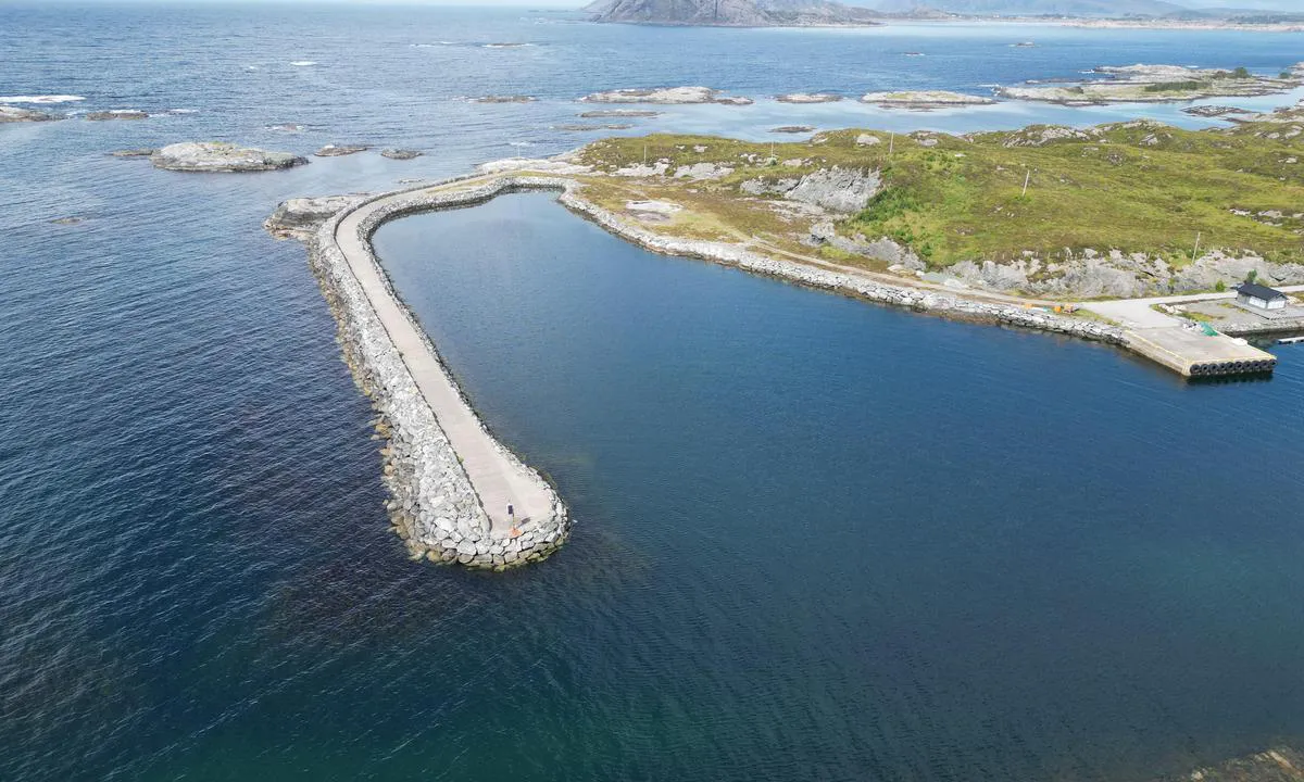 Æsundet: {"base": "no", "no": "Stor molo der det og er muleg \u00e5 ligge for anker", "se": "Stor pir d\u00e4r det ocks\u00e5 \u00e4r m\u00f6jligt att ligga f\u00f6r ankar", "en": "Large breakwater where it is also possible to anchor", "da": "Stor mole, hvor det ogs\u00e5 er muligt at ligge for anker"}