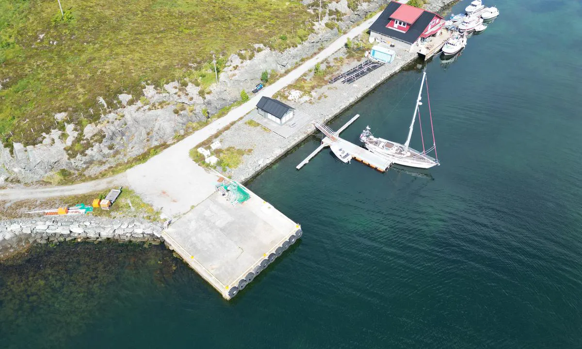 Æsundet: {"base": "no", "no": "Flytekai med god djupne.", "se": "Flytbrygga med gott djup.", "en": "Floating pier with good depth.", "da": "Flydebro med god dybde."}