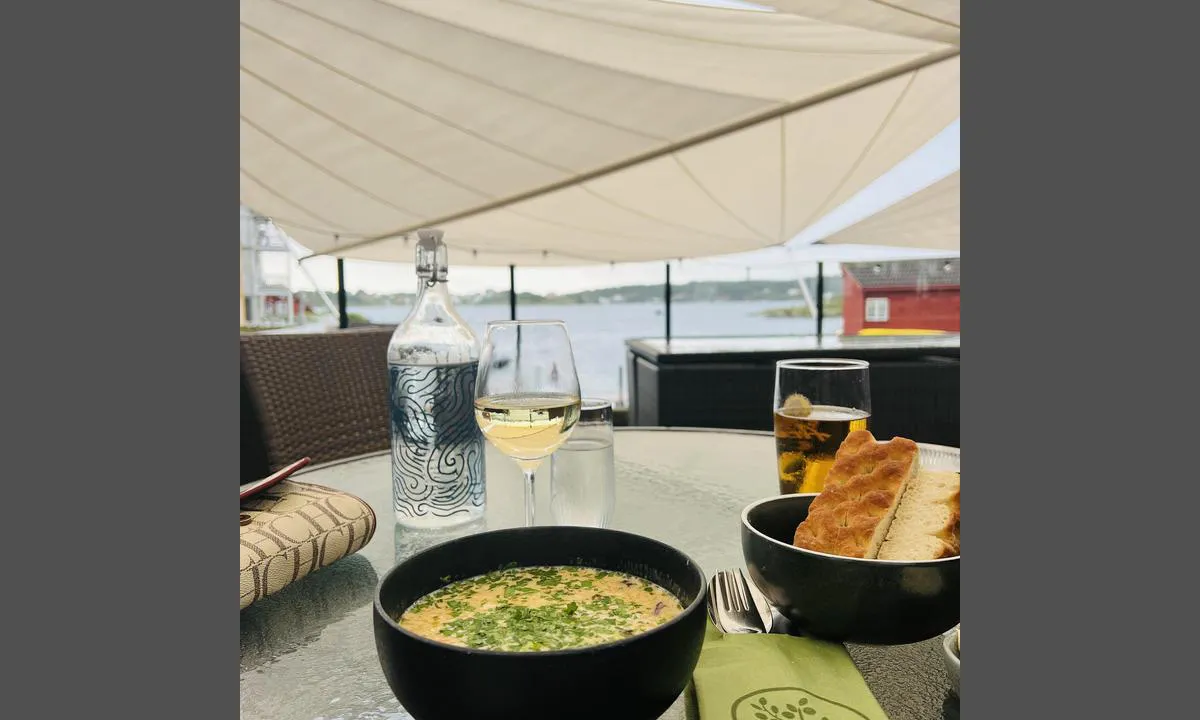 Agder Marina: {"base": "no", "no": "Fiskesuppe hos Lyng\u00f8rporten hotel, gjeving", "se": "Fisksoppa hos Lyng\u00f8rporten hotell, Gjeving", "en": "Fish soup at Lyng\u00f8rporten hotel, Gjeving", "da": "Fiskesuppe hos Lyng\u00f8rporten hotel, Gjeving"}