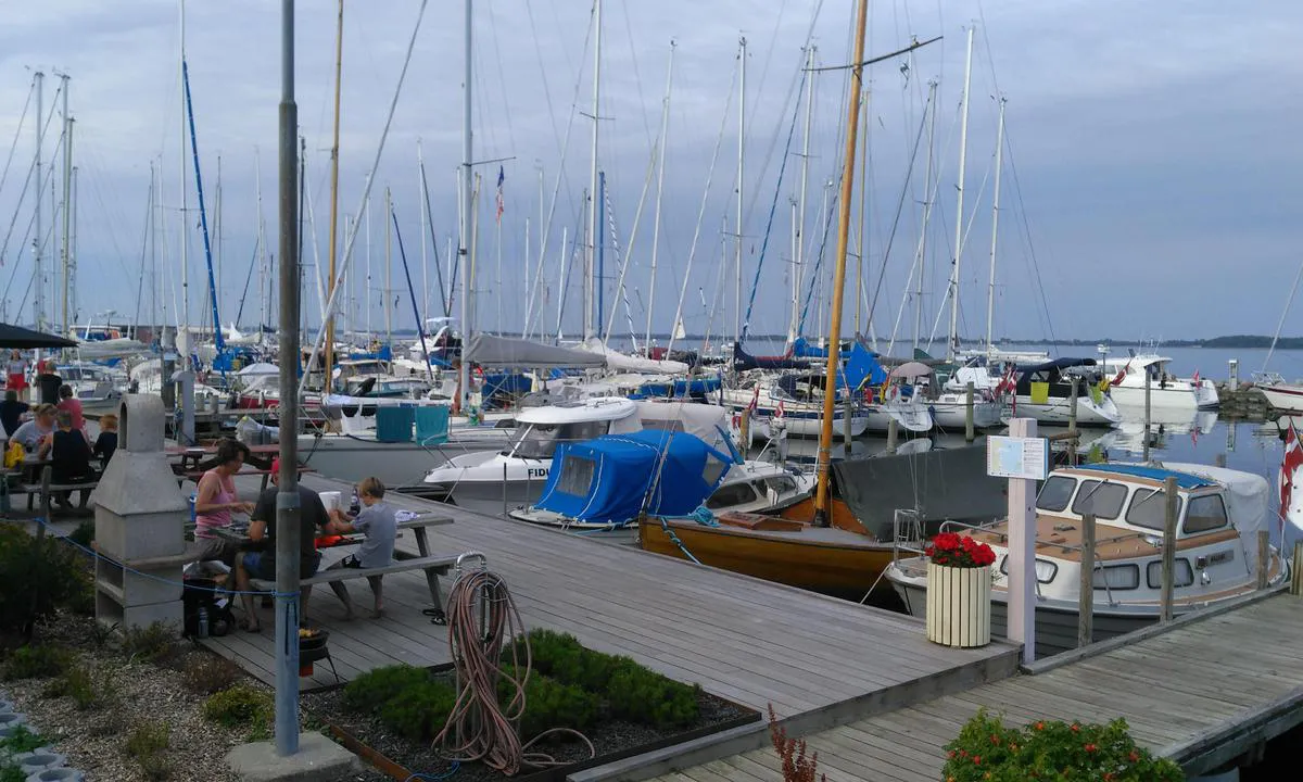 Agersø Lystbådehavn: {"base": "da", "no": "Agers\u00f8 Lystb\u00e5thavn Grillplass", "se": "Agers\u00f8 G\u00e4sthamn Grillplats", "en": "Agers\u00f8 Marina Barbecue Area", "da": "Agers\u00f8 Lystb\u00e5dehavn Grillplatz"}
