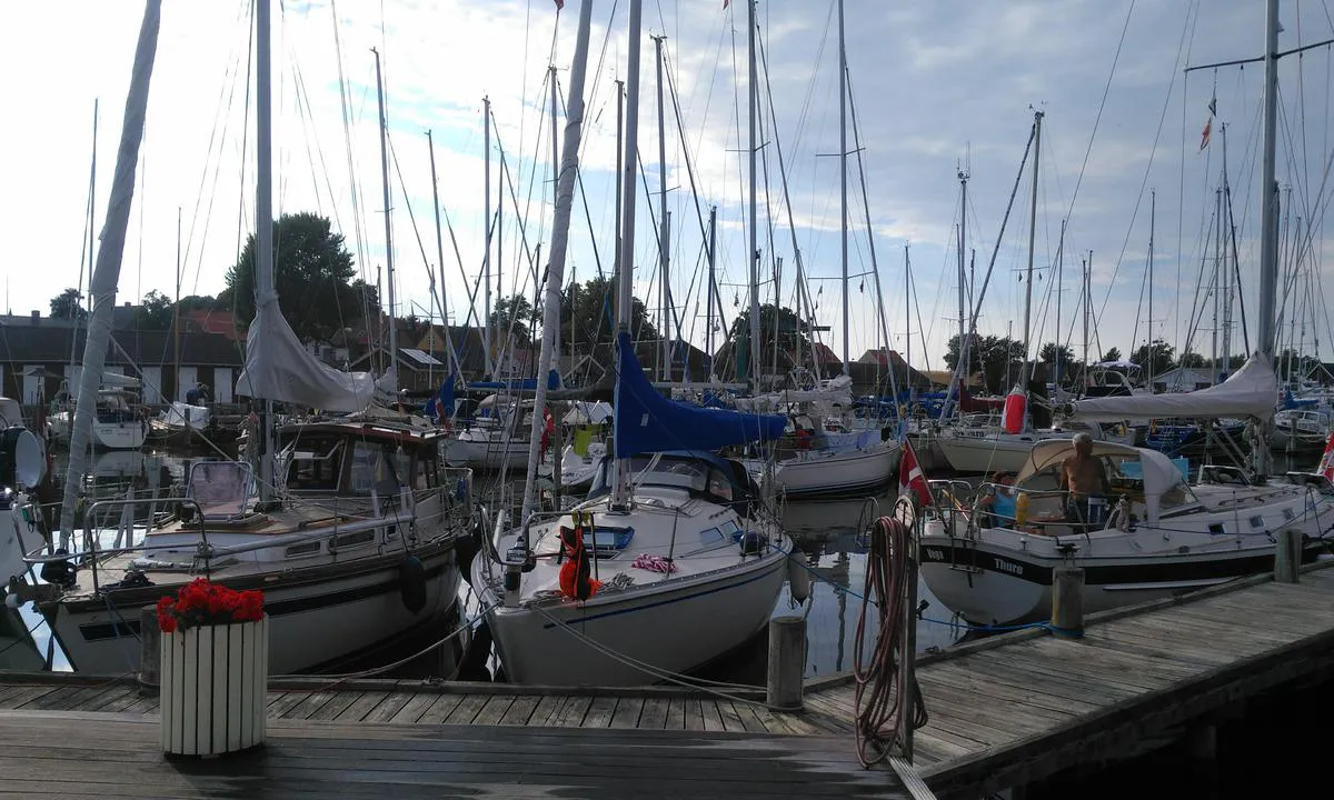 Agersø Lystbådehavn: {"base": "da", "no": "Agers\u00f8 Lystb\u00e5thavn", "se": "Agers\u00f8 G\u00e4sthamn", "en": "Agers\u00f8 Marina", "da": "Agers\u00f8 Lystb\u00e5dehavn"}