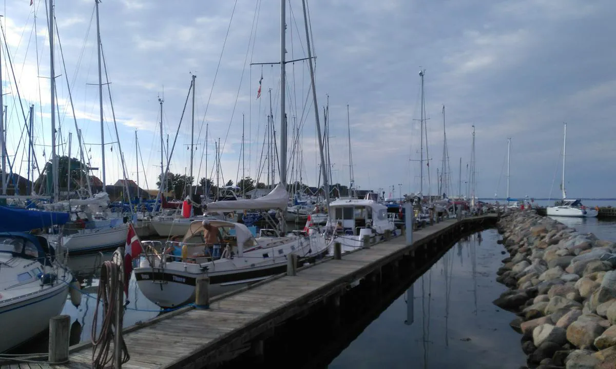 Agersø Lystbådehavn: {"base": "da", "no": "Agers\u00f8 Lystb\u00e5thavn", "se": "Agers\u00f8 G\u00e4sthamn", "en": "Agers\u00f8 Marina", "da": "Agers\u00f8 Lystb\u00e5dehavn"}