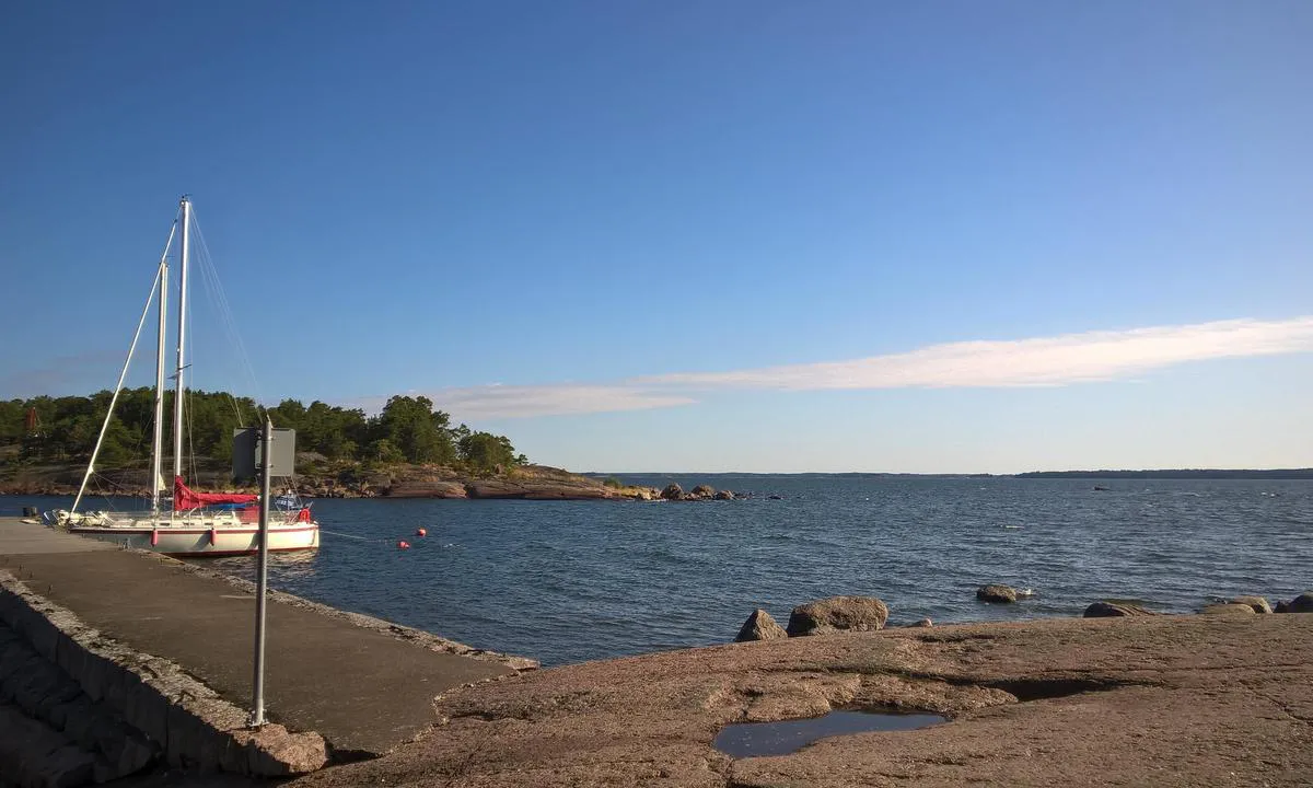 Äggskär: {"base": "se", "no": "\u00c4ggskj\u00e6r \"hovedhavnen\" denne siden av kaien har mer dybde", "se": "\u00c4ggsk\u00e4r \"main harbour\" this side of the pier is more depth", "en": "\u00c4ggsk\u00e4r \"main harbour\" this side of the pier is more depth", "da": "\u00c6ggsk\u00e6r \"hovedhavnen\" denne side af molen er der mere dybde"}