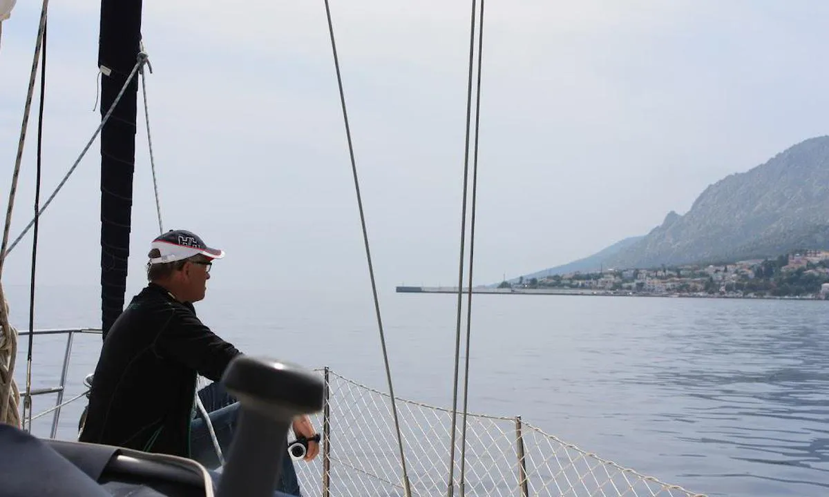 Agios Kirikos Marina: {"base": "no", "no": "Ikara havn og nesten forlis. Havna var helt ubrukelig n\u00e5r fergene kom inn. Da trakk all sj\u00f8 ut av havnen og det var en skrekkopplevelse. Lokalbefolkningen kjente til dette, men ikke vi som var glade for \u00e5 finne ei ledig kai hvor vi kunne ligge longside.", "se": "Ikara hamn och n\u00e4stan f\u00f6rlisning. Hamnen var helt oanv\u00e4ndbar n\u00e4r f\u00e4rjorna kom in. D\u00e5 drog all sj\u00f6 ut ur hamnen och det var en skr\u00e4ckupplevelse. Lokalbefolkningen k\u00e4nde till detta, men inte vi som var glada \u00f6ver att hitta en ledig kaj d\u00e4r vi kunde ligga l\u00e5ngsides.", "en": "Ikara harbour and near wreck. The harbour was completely unusable when the ferries came in. All the sea would be pulled out of the harbour, and it was a terrifying experience. The locals knew about this, but we didn't, being happy to find an open berth where we could moor alongside.", "da": "Ikara havn og n\u00e6sten forlis. Havnen var helt ubrugelig, n\u00e5r f\u00e6rgerne kom ind. Da trak al s\u00f8 ud af havnen, og det var en skr\u00e6koplevelse. Lokalbefolkningen kendte til dette, men ikke os, som var glade for at finde en ledig kaj, hvor vi kunne ligge langskibs."}