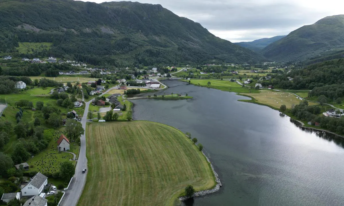 Åheim: {"base": "no", "no": "Sentrum ligg eit stykke fr\u00e5 havna.", "se": "Centrum ligger en bit fr\u00e5n hamnen.", "en": "The center is located a bit away from the harbor.", "da": "Centrum ligger et stykke fra havnen."}