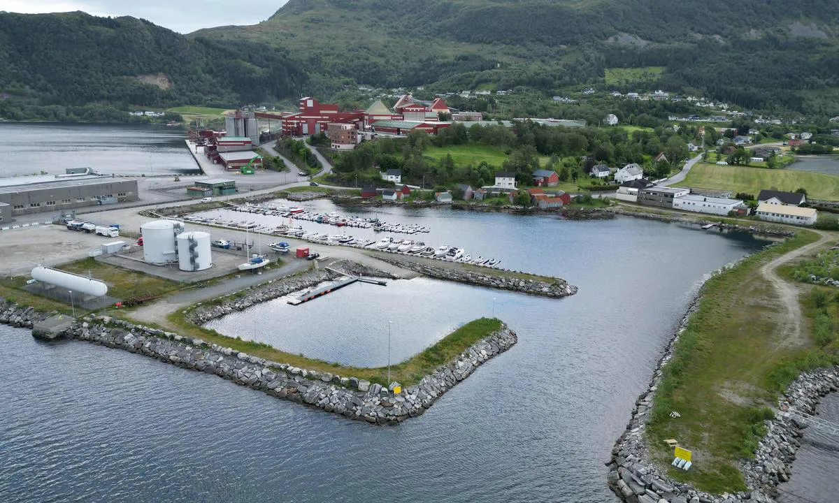 Åheim: {"base": "no", "no": "Lett tilkomst til havna.", "se": "L\u00e4tt tillg\u00e5ng till hamnen.", "en": "Easy access to the harbour.", "da": "Let adgang til havnen."}