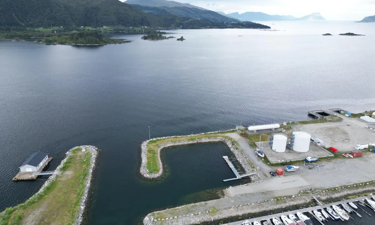Åheim: {"base": "no", "no": "Godt beskytta havn. Flytekai er gjestebrygge", "se": "V\u00e4l skyddad hamn. Flytbrygga \u00e4r g\u00e4stbrygga", "en": "Well-protected harbor. Floating dock serves as guest pier", "da": "Godt beskyttet havn. Flydebro er g\u00e6stebro"}