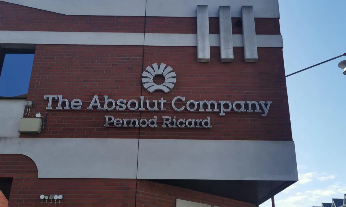 Åhus: {"base": "de", "no": "i \u00c5hus produseres Absolut Vodka og Pernod og Ricard.<br />Man kan her bes\u00f8ke noen attraksjoner.", "se": "i \u00c5hus tillverkas Absolut Vodka samt Pernod och Ricard.<br>Det finns en del att se h\u00e4r.", "en": "Absolut Vodka and Pernod and Ricard are produced in \u00c5hus. There are several things to see here", "da": "i \u00c5hus produceres Absolut Vodka og Pernod og Ricard.\nMan kan bes\u00f8ge en del sev\u00e6rdigheder her.", "fr": "\u00e0 \u00c5hus, l'Absolut Vodka et le Pernod et le Riccard sont produits. On peut visiter plusieurs choses ici.", "de": "in \u00c5hus wir der Absolut Wodka und Pernod und Riccard prodzier.\r\nMan kann hier einiges besichtigen", "es": "En \u00c5hus, se produce Absolut Vodka, Pernod y Ricard. <br> Hay varias cosas para visitar aqu\u00ed.", "it": "ad \u00c5hus vengono prodotti Absolut Vodka, Pernod e Ricard. Qui c'\u00e8 molto da vedere", "pt": "em \u00c5hus \u00e9 produzido o Absolut Vodka e Pernod e Ricard.<br>H\u00e1 muitas coisas para ver aqui.", "nl": "in \u00c5hus worden de Absolut Wodka en Pernod en Ricard geproduceerd. Men kan hier het een en ander bezichtigen", "pl": "W \u00c5hus produkowane s\u0105 Absolut Vodka, Pernod i Ricard. Mo\u017cna tu zwiedza\u0107 r\u00f3\u017cne atrakcje.", "uk": "\u0432 \u0410\u0443\u0441\u0456 \u0432\u0438\u0433\u043e\u0442\u043e\u0432\u043b\u044f\u044e\u0442\u044c \u0433\u043e\u0440\u0456\u043b\u043a\u0443 Absolut \u0456 Pernod \u0442\u0430 Riccard. \u0422\u0443\u0442 \u043c\u043e\u0436\u043d\u0430 \u0434\u0435\u0449\u043e \u043e\u0433\u043b\u044f\u043d\u0443\u0442\u0438.", "ro": "\u00een \u00c5hus se produc Absolut Vodka \u0219i Pernod \u0219i Ricard. Aici se pot vizita diverse atrac\u021bii", "tr": "\u00c5hus'ta Absolut Vodka, Pernod ve Ricard \u00fcretilir. Burada gezip g\u00f6rebilece\u011finiz bir\u00e7ok \u015fey var.", "el": "\u03a3\u03c4\u03b7\u03bd \u00c5hus \u03c0\u03b1\u03c1\u03ac\u03b3\u03bf\u03bd\u03c4\u03b1\u03b9 \u03c4\u03b1 Absolut Vodka \u03ba\u03b1\u03b9 Pernod \u03ba\u03b1\u03b9 Riccard. \u039c\u03c0\u03bf\u03c1\u03b5\u03af\u03c4\u03b5 \u03bd\u03b1 \u03b5\u03c0\u03b9\u03c3\u03ba\u03b5\u03c6\u03b8\u03b5\u03af\u03c4\u03b5 \u03b1\u03c1\u03ba\u03b5\u03c4\u03ac \u03b1\u03be\u03b9\u03bf\u03b8\u03ad\u03b1\u03c4\u03b1 \u03b5\u03b4\u03ce.", "cs": "V \u00c5husu se vyr\u00e1b\u00ed Absolut Vodka, Pernod a Ricard.<br>Je zde hodn\u011b co k vid\u011bn\u00ed.", "hu": "\u00c5husban legy\u00e1rtj\u00e1k az Absolut vodk\u00e1t, a Pernod-ot \u00e9s a Ricard-ot.<br> Itt sz\u00e1mos l\u00e1tnival\u00f3 v\u00e1rja a l\u00e1togat\u00f3kat.", "fi": "\u00c5husissa tuotetaan Absolut Vodkaa sek\u00e4 Pernod- ja Ricard-merkkej\u00e4. T\u00e4\u00e4ll\u00e4 on paljon n\u00e4ht\u00e4v\u00e4\u00e4.", "bg": "\u0412 \u00c5hus \u0441\u0435 \u043f\u0440\u043e\u0438\u0437\u0432\u0435\u0436\u0434\u0430\u0442 Absolut Vodka \u0438 Pernod \u0438 Ricard. \u0422\u0443\u043a \u043c\u043e\u0436\u0435\u0442\u0435 \u0434\u0430 \u0440\u0430\u0437\u0433\u043b\u0435\u0434\u0430\u0442\u0435 \u0434\u043e\u0441\u0442\u0430 \u043d\u0435\u0449\u0430.", "sr": "U \u00c5husu se proizvode Absolut votka, Pernod i Ricard. Ovde mo\u017eete obi\u0107i nekoliko znamenitosti.", "et": "\u00c5hus toodetakse Absolut viina ning Pernod ja Ricardi lik\u00f6\u00f6ri. Siin on palju vaatamisv\u00e4\u00e4rsusi.", "lv": "\u00c5hus m\u0113s ra\u017eojam Absolut degv\u012bnu, Pernod un Ricard produktus.<br>\u0160eit var daudz ko apskat\u012bt.", "lt": "\u00c5huse gaminamas Absolut degtin\u0117, Pernod ir Ricard. \u010cia galima daug k\u0105 pamatyti."}