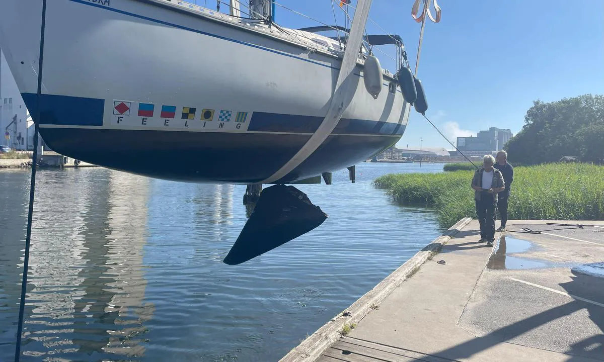 Åhus: {"base": "de", "no": "Driftkj\u00f8l brukket av", "se": "Driftk\u00f6len br\u00f6ts av", "en": "Drift keel broken off", "da": "Dr\u00e6vk\u00f8l br\u00e6kket af", "fr": "Quille interrompue", "de": "Driftkiel abgebrochen", "es": "Quilla derivadora rota", "it": "Deriva spezzata", "pt": "Quebra-quilha quebrado", "nl": "Drijfkiel afgebroken", "pl": "P\u0142etwa odkilowa z\u0142amana", "uk": "\u041f\u043b\u0430\u0432\u0435\u0446\u044c \u0434\u0440\u0435\u0439\u0444\u0443 \u0437\u043b\u0430\u043c\u0430\u043d\u0438\u0439", "ro": "Deriva central\u0103 s-a rupt", "tr": "S\u00fcr\u00fcklenme omurgas\u0131 k\u0131r\u0131ld\u0131", "el": "\u0397 \u03c7\u03b1\u03bc\u03b7\u03bb\u03ae \u03ba\u03b1\u03c1\u03af\u03bd\u03b1 \u03c3\u03c0\u03ac\u03c3\u03c4\u03b7\u03ba\u03b5", "cs": "Odlomen\u00e1 driftov\u00e1 ploutev", "hu": "T\u00f6r\u00f6tt sodr\u00f3d\u00f3 k\u00edl", "fi": "Irmelysrivinpaino murtunut", "bg": "\u041a\u0438\u043b\u044a\u0442 \u0435 \u0441\u0447\u0443\u043f\u0435\u043d", "sr": "Polomljena drift kobilica", "et": "Triivkiil murdunud", "lv": "Salauzts dreifl\u012b\u017ea \u0137\u012blis", "lt": "Sul\u016b\u017e\u0119s \u0161vytuoklinis kylis"}
