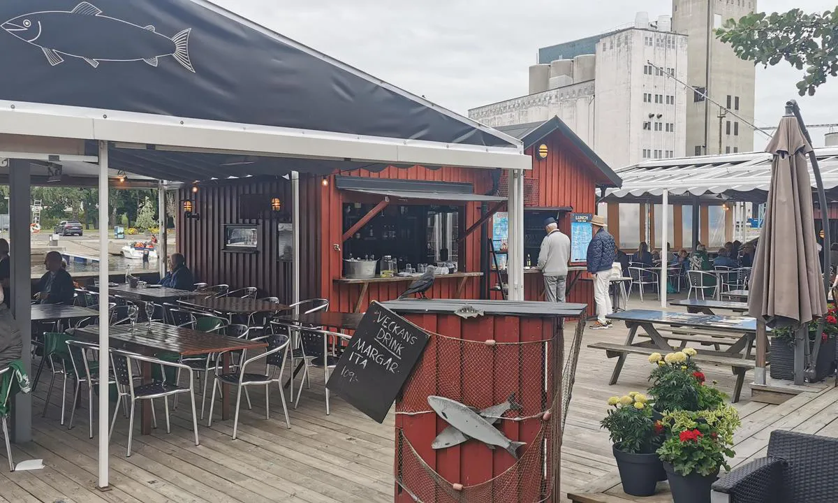 Åhus: {"base": "de", "no": "I \u00c4spets R\u00f6keri er det veldig god mat. Lunsjen her er super.", "se": "P\u00e5 \u00c4spets r\u00f6keri finns det mycket god mat. Lunchen h\u00e4r \u00e4r super.", "en": "The food at \u00c4spets R\u00f6keri is very good. The lunch here is excellent.", "da": "I \u00c4spets R\u00f8geri er der meget god mad. Frokosten er super her.", "fr": "\u00c0 l'\u00c4spets R\u00f6keri, il y a de tr\u00e8s bons repas. Le d\u00e9jeuner y est excellent.", "de": "In der \u00c4spets R\u00f6keri gibt es sehr gutes Essen. Der Lunch ist hier super.", "es": "En \u00c4spets R\u00f6keri hay comida muy buena. El almuerzo aqu\u00ed es excelente.", "it": "All'\u00c4spets R\u00f6keri il cibo \u00e8 molto buono. Il pranzo \u00e8 fantastico qui.", "pt": "No \u00c4spets R\u00f6keri h\u00e1 comida muito boa. O almo\u00e7o aqui \u00e9 excelente.", "nl": "Bij \u00c4spets R\u00f6keri is er heel lekker eten. De lunch is hier geweldig.", "pl": "W \u00c4spets R\u00f6keri mo\u017cna zje\u015b\u0107 bardzo dobre jedzenie. Lunch tutaj jest super.", "uk": "\u0412 \u00c4spets R\u00f6keri \u0434\u0443\u0436\u0435 \u0441\u043c\u0430\u0447\u043d\u0430 \u0457\u0436\u0430. \u041b\u0430\u043d\u0447 \u0442\u0443\u0442 \u0447\u0443\u0434\u043e\u0432\u0438\u0439.", "ro": "La \u00c4spets R\u00f6keri se g\u0103se\u0219te m\u00e2ncare foarte bun\u0103. Pr\u00e2nzul aici este minunat.", "tr": "\u00c4spets R\u00f6keri'de \u00e7ok iyi yemekler var. \u00d6\u011fle yeme\u011fi burada s\u00fcper.", "el": "\u03a3\u03c4\u03b7\u03bd \u00c4spets R\u00f6keri \u03c5\u03c0\u03ac\u03c1\u03c7\u03b5\u03b9 \u03c0\u03bf\u03bb\u03cd \u03ba\u03b1\u03bb\u03cc \u03c6\u03b1\u03b3\u03b7\u03c4\u03cc. \u03a4\u03bf \u03bc\u03b5\u03c3\u03b7\u03bc\u03b5\u03c1\u03b9\u03b1\u03bd\u03cc \u03b5\u03af\u03bd\u03b1\u03b9 \u03b5\u03be\u03b1\u03b9\u03c1\u03b5\u03c4\u03b9\u03ba\u03cc \u03b5\u03b4\u03ce.", "cs": "V \u00c4spets R\u00f6keri je velmi dobr\u00e9 j\u00eddlo. Ob\u011bd je zde super.", "hu": "Az \u00c4spets R\u00f6keri-ben nagyon j\u00f3 \u00e9telek vannak. Az eb\u00e9d itt szuper.", "fi": "\u00c4spetsin savustamossa on eritt\u00e4in hyv\u00e4\u00e4 ruokaa. Lounas on t\u00e4\u00e4ll\u00e4 loistava.", "bg": "\u0412 \u00c4spets R\u00f6keri \u0438\u043c\u0430 \u043c\u043d\u043e\u0433\u043e \u0434\u043e\u0431\u0440\u0430 \u0445\u0440\u0430\u043d\u0430. \u041e\u0431\u0435\u0434\u044a\u0442 \u0442\u0443\u043a \u0435 \u0441\u0442\u0440\u0430\u0445\u043e\u0442\u0435\u043d.", "sr": "U \u00c4spets R\u00f6keri je vrlo dobra hrana. Ru\u010dak je ovde odli\u010dan.", "et": "\u00c4spetsi suitsukojas on v\u00e4ga hea toit. L\u00f5unas\u00f6\u00f6k on siin suurep\u00e4rane.", "lv": "\u00c4spets K\u016bpin\u0101tav\u0101 ir \u013coti labs \u0113diens. Pusdienas \u0161eit ir lieliskas.", "lt": "Aspets r\u016bkykloje yra labai geras maistas. Piet\u016bs \u010dia nuostab\u016bs."}
