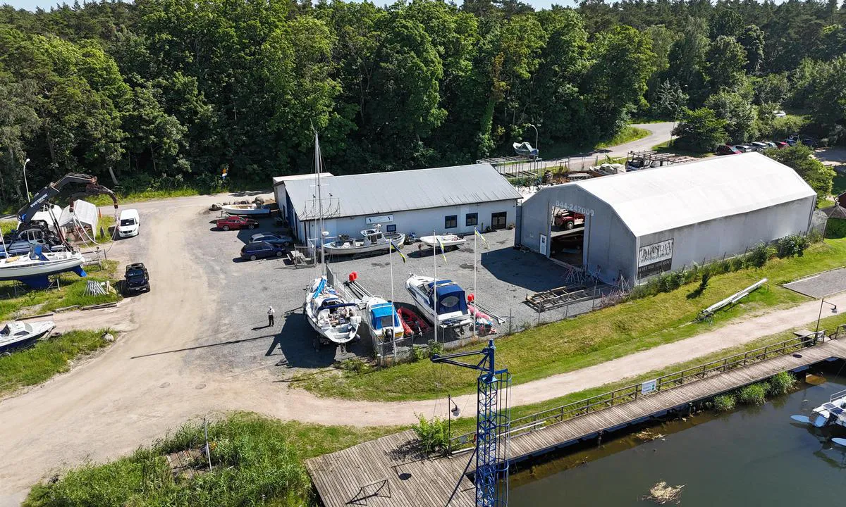 Åhus: {"base": "de", "no": "Hvis du har en skade p\u00e5 b\u00e5ten i dette omr\u00e5det, b\u00f8r du absolutt f\u00e5 den reparert hos Batcompaniet Sydost i \u00c5hus. Beste service, hyggelige folk, gode priser.", "se": "Om du f\u00e5r en skada p\u00e5 b\u00e5ten i detta omr\u00e5de, b\u00f6r du absolut l\u00e5ta den repareras vid Batcompaniet Sydost i \u00c5hus. B\u00e4sta service, trevliga m\u00e4nniskor, bra priser.", "en": "If you have a damage to your boat in this area, you should definitely have it repaired at Batcompaniet Sydost in \u00c5hus. Best service, nice people, good prices.", "da": "Hvis du f\u00e5r en skade p\u00e5 b\u00e5den her i omr\u00e5det, skal du absolut f\u00e5 den repareret hos Batcompaniet Sydost i \u00c5hus. Bedste service, venlige mennesker, gode priser.", "fr": "Si vous avez un dommage \u00e0 votre bateau dans cette r\u00e9gion, vous devriez absolument le faire r\u00e9parer chez Batcompaniet Sydost \u00e0 \u00c5hus. Meilleur service, gens sympathiques, bons prix.", "de": "Wer hier in der Gegend einen Schaden am Boot hat sollte unbedingt in der Batcompaniet Sydost in \u00c5hus repariere lasse. Bester Service nette Leute gute Preise.", "es": "Si tienes un da\u00f1o en el barco en esta zona, deber\u00edas repararlo en Batcompaniet Sydost en \u00c5hus. Mejor servicio, gente amable, buenos precios.", "it": "Chi ha un danno alla barca in questa zona dovrebbe assolutamente farsi riparare da Batcompaniet Sydost ad \u00c5hus. Miglior servizio, persone gentili, prezzi buoni.", "pt": "Quem tiver danos no barco nesta \u00e1rea deve absolutamente fazer reparos na Batcompaniet Sydost em \u00c5hus. Melhor servi\u00e7o, pessoas legais, bons pre\u00e7os.", "nl": "Wie hier in de omgeving een schade aan de boot heeft, moet absoluut laten repareren bij Batcompaniet Sydost in \u00c5hus. Beste service, vriendelijke mensen, goede prijzen.", "pl": "Je\u015bli kto\u015b w tej okolicy ma uszkodzenie \u0142odzi, powinien koniecznie uda\u0107 si\u0119 do Batcompaniet Sydost w \u00c5hus na napraw\u0119. Najlepsza obs\u0142uga, mili ludzie, dobre ceny.", "uk": "\u042f\u043a\u0449\u043e \u0443 \u0432\u0430\u0441 \u0432\u0438\u043d\u0438\u043a\u043b\u0438 \u043f\u043e\u0448\u043a\u043e\u0434\u0436\u0435\u043d\u043d\u044f \u043d\u0430 \u0447\u043e\u0432\u043d\u0456 \u0432 \u0446\u044c\u043e\u043c\u0443 \u0440\u0430\u0439\u043e\u043d\u0456, \u043e\u0431\u043e\u0432'\u044f\u0437\u043a\u043e\u0432\u043e \u0437\u0432\u0435\u0440\u043d\u0456\u0442\u044c\u0441\u044f \u0434\u043e Batcompaniet Sydost \u0432 \u0410\u0491\u0443\u0441\u0456 \u0434\u043b\u044f \u0440\u0435\u043c\u043e\u043d\u0442\u0443. \u041d\u0430\u0439\u043a\u0440\u0430\u0449\u0438\u0439 \u0441\u0435\u0440\u0432\u0456\u0441, \u043f\u0440\u0438\u0454\u043c\u043d\u0456 \u043b\u044e\u0434\u0438, \u0445\u043e\u0440\u043e\u0448\u0456 \u0446\u0456\u043d\u0438.", "ro": "Cine are o avarie la barc\u0103 \u00een aceast\u0103 zon\u0103 ar trebui neap\u0103rat s\u0103 mearg\u0103 la Batcompaniet Sydost \u00een \u00c5hus pentru repara\u021bii. Cel mai bun serviciu, oameni dr\u0103gu\u021bi, pre\u021buri bune.", "tr": "Bu b\u00f6lgede teknesinde bir hasar olan herkes mutlaka \u00c5hus'taki Batcompaniet Sydost'ta tamir yapt\u0131rmal\u0131d\u0131r. En iyi hizmet, ho\u015f insanlar ve iyi fiyatlar.", "el": "\u038c\u03c0\u03bf\u03b9\u03bf\u03c2 \u03ad\u03c7\u03b5\u03b9 \u03b6\u03b7\u03bc\u03b9\u03ac \u03c3\u03c4\u03bf \u03c3\u03ba\u03ac\u03c6\u03bf\u03c2 \u03c4\u03bf\u03c5 \u03c3\u03c4\u03b7\u03bd \u03c0\u03b5\u03c1\u03b9\u03bf\u03c7\u03ae \u03b1\u03c5\u03c4\u03ae, \u03b8\u03b1 \u03c0\u03c1\u03ad\u03c0\u03b5\u03b9 \u03bf\u03c0\u03c9\u03c3\u03b4\u03ae\u03c0\u03bf\u03c4\u03b5 \u03bd\u03b1 \u03c4\u03bf \u03b5\u03c0\u03b9\u03c3\u03ba\u03b5\u03c5\u03ac\u03c3\u03b5\u03b9 \u03c3\u03c4\u03b7 Batcompaniet Sydost \u03c3\u03c4\u03bf \u00c5hus. \u039a\u03b1\u03bb\u03cd\u03c4\u03b5\u03c1\u03b7 \u03b5\u03be\u03c5\u03c0\u03b7\u03c1\u03ad\u03c4\u03b7\u03c3\u03b7, \u03b5\u03c5\u03b3\u03b5\u03bd\u03b9\u03ba\u03bf\u03af \u03ac\u03bd\u03b8\u03c1\u03c9\u03c0\u03bf\u03b9, \u03ba\u03b1\u03bb\u03ad\u03c2 \u03c4\u03b9\u03bc\u03ad\u03c2.", "cs": "Kdo m\u00e1 v t\u00e9to oblasti po\u0161kozen\u00ed lodi, m\u011bl by ji rozhodn\u011b nechat opravit v Batcompaniet Sydost v \u00c5husu. Nejlep\u0161\u00ed slu\u017eby, mil\u00ed lid\u00e9, dobr\u00e9 ceny.", "hu": "Aki ebben a k\u00f6rny\u00e9ken haj\u00f3k\u00e1rt szenved, mindenk\u00e9ppen az \u00c5hus-i Batcompaniet Sydostn\u00e1l jav\u00edttassa meg. Kiv\u00e1l\u00f3 szolg\u00e1ltat\u00e1s, kedves emberek, j\u00f3 \u00e1rak.", "fi": "Jos t\u00e4ss\u00e4 l\u00e4hist\u00f6ll\u00e4 veneenne joutuu vahingon kohteeksi, teid\u00e4n kannattaa ehdottomasti korjauttaa se Batcompaniet Sydostissa \u00c5husissa. Erinomainen palvelu, mukavia ihmisi\u00e4, hyv\u00e4t hinnat.", "bg": "\u0410\u043a\u043e \u0432 \u0442\u043e\u0437\u0438 \u0440\u0430\u0439\u043e\u043d \u0438\u043c\u0430\u0442\u0435 \u043f\u043e\u0432\u0440\u0435\u0434\u0430 \u043d\u0430 \u043b\u043e\u0434\u043a\u0430\u0442\u0430, \u043e\u043f\u0440\u0435\u0434\u0435\u043b\u0435\u043d\u043e \u0442\u0440\u044f\u0431\u0432\u0430 \u0434\u0430 \u044f \u0440\u0435\u043c\u043e\u043d\u0442\u0438\u0440\u0430\u0442\u0435 \u0432 Batcompaniet Sydost \u0432 \u00c5hus. \u041d\u0430\u0439-\u0434\u043e\u0431\u0440\u043e\u0442\u043e \u043e\u0431\u0441\u043b\u0443\u0436\u0432\u0430\u043d\u0435, \u043b\u044e\u0431\u0435\u0437\u043d\u0438 \u0445\u043e\u0440\u0430, \u0434\u043e\u0431\u0440\u0438 \u0446\u0435\u043d\u0438.", "sr": "Ko ovde u okolini ima \u0161tetu na brodu treba obavezno da popravi u Batcompaniet Sydost u \u00c5husu. Najbolja usluga, ljubazni ljudi, dobre cene.", "et": "Kellel siin piirkonnas paadiga kahju tekib, peaks kindlasti laskma parandada Batcompaniet Sydostis \u00c5husis. Parim teenindus, toredad inimesed, head hinnad.", "lv": "Ja k\u0101dam \u0161aj\u0101 apkaim\u0113 ir radu\u0161ies boj\u0101jumi laivai, noteikti j\u0101labo Batcompaniet Sydost, kas atrodas \u00c5hus. Lab\u0101kais serviss, jauki cilv\u0113ki, labas cenas.", "lt": "Kas \u010dia aplinkui turi valt\u012f sugedus, b\u016btinai turi j\u0105 remontuoti Batcompaniet Sydost \u00c5hus mieste. Geriausias aptarnavimas, malon\u016bs \u017emon\u0117s, geros kainos."}