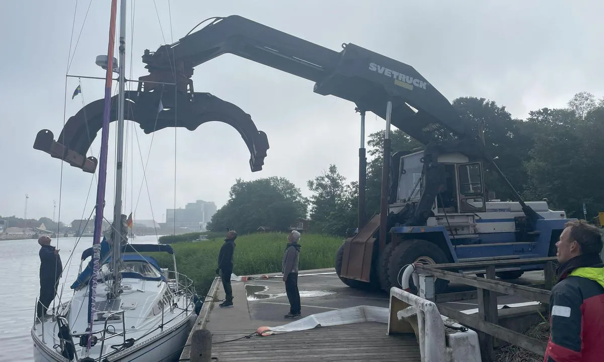 Åhus: {"base": "de", "no": "Kraning med st\u00e5ende mast i \u00c5hus, kranf\u00f8reren fra Batcompaniet Sydost var en kunstner, ingen vant ber\u00f8rte.", "se": "Kran med st\u00e5ende mast i \u00c5hus kranf\u00f6raren fr\u00e5n Batcompaniet Sydost var en konstn\u00e4r ingen vant r\u00f6rde sig.", "en": "Crane with standing mast in \u00c5hus. The crane operator from Batcompaniet Sydost was an artist; no shroud was touched.", "da": "Kran med st\u00e5ende mast i \u00c5hus Kranf\u00f8reren fra Batcompaniet Sydost var en kunstner ingen vant ber\u00f8rt.", "fr": "Grue avec m\u00e2t debout \u00e0 \u00c5hus, le grutier de Batcompaniet Sydost \u00e9tait un artiste, aucun hauban ne touchait.", "de": "Kranen mit stehenden Mast in \u00c5hus der Kranfahrer von der Batcompaniet Sydost war ein K\u00fcnstler keine Wante ber\u00fchrt.", "es": "Gr\u00faa con m\u00e1stil erguido en \u00c5hus, el operador de gr\u00faa de Batcompaniet Sydost fue un artista, no toc\u00f3 ning\u00fan obenque.", "it": "Gru con albero montato ad \u00c5hus, il gruista della Batcompaniet Sydost era un artista, nessuna sartia toccava.", "pt": "Guindaste com mastro em p\u00e9 em \u00c5hus, o operador de guindastes da Batcompaniet Sydost era um artista, nenhum estai foi tocado.", "nl": "Kranen met staande mast in \u00c5hus de kraanmachinist van de Batcompaniet Sydost was een kunstenaar geen rusting raakte.", "pl": "Podnoszenie \u0142odzi z nieruchomymi masztami w \u00c5hus. Operator d\u017awigu z Batcompaniet Sydost by\u0142 artyst\u0105, \u017cadne wanta nie dotkn\u0119\u0142a.", "uk": "\u041a\u0440\u0430\u043d\u0443\u0432\u0430\u043d\u043d\u044f \u0437\u0456 \u0441\u0442\u043e\u044f\u0447\u043e\u044e \u0449\u043e\u0433\u043b\u043e\u044e \u0432 \u041e\u0445\u0443\u0441\u0456: \u043a\u0440\u0430\u043d\u0456\u0432\u043d\u0438\u043a \u0432\u0456\u0434 Batcompaniet Sydost \u0431\u0443\u0432 \u043c\u0430\u0439\u0441\u0442\u0440\u043e\u043c - \u0436\u043e\u0434\u043d\u0430 \u0432\u0430\u043d\u0442\u0430 \u043d\u0435 \u0442\u043e\u0440\u043a\u043d\u0443\u043b\u0430\u0441\u044f.", "ro": "Ridicarea cu catargul \u00een picioare \u00een \u00c5hus; operatorul de la Batcompaniet Sydost a fost un artist; nici o sart\u0103 nu a fost atins\u0103.", "tr": "\u00c1hus'ta sabit direkle vin\u00e7leme, Batcompaniet Sydost'un vin\u00e7 operat\u00f6r\u00fc bir sanat\u00e7\u0131yd\u0131, hi\u00e7bir analyse de\u011fmedi.", "el": "\u0393\u03b5\u03c1\u03b1\u03bd\u03cc\u03c2 \u03bc\u03b5 \u03cc\u03c1\u03b8\u03b9\u03bf \u03b9\u03c3\u03c4\u03cc \u03c3\u03c4\u03bf \u00c5hus, \u03bf \u03b3\u03b5\u03c1\u03b1\u03bd\u03bf\u03cd\u03c7\u03bf\u03c2 \u03b1\u03c0\u03cc \u03c4\u03b7\u03bd Batcompaniet Sydost \u03ae\u03c4\u03b1\u03bd \u03ba\u03b1\u03bb\u03bb\u03b9\u03c4\u03ad\u03c7\u03bd\u03b7\u03c2, \u03ba\u03b1\u03bd\u03ad\u03bd\u03b1 vant \u03b4\u03b5\u03bd \u03ac\u03b3\u03b3\u03b9\u03be\u03b5.", "cs": "Je\u0159\u00e1bov\u00e1n\u00ed se stoj\u00edc\u00edm st\u011b\u017en\u011bm v \u00c5husu, je\u0159\u00e1bn\u00edk z Batcompaniet Sydost byl um\u011blec, \u017e\u00e1dn\u00e9 st\u011bhy se nedotkly.", "hu": "\u00c1rboc\u00e1ll\u00e1s a daruval \u00c5husban - A Batcompaniet Sydost darukezel\u0151je m\u0171v\u00e9szi tehets\u00e9g\u0171 volt, nem \u00e9rintett egy shroud-ot sem.", "fi": "Kraanaus nostamalla masto pystyss\u00e4 \u00c5husissa, Batcompaniet Sydostin nosturinkuljettaja oli oikea taiteilija, ei yksik\u00e4\u00e4n vantti osunut mihink\u00e4\u00e4n.", "bg": "\u041a\u0440\u0430\u043d \u0441 \u0438\u0437\u043f\u0440\u0430\u0432\u0435\u043d\u0430 \u043c\u0430\u0447\u0442\u0430 \u0432 \u00c5hus; \u043e\u043f\u0435\u0440\u0430\u0442\u043e\u0440\u044a\u0442 \u043d\u0430 \u043a\u0440\u0430\u043d\u0430 \u043e\u0442 Batcompaniet Sydost \u0431\u0435\u0448\u0435 \u0438\u0441\u0442\u0438\u043d\u0441\u043a\u0438 \u0430\u0440\u0442\u0438\u0441\u0442 - \u043d\u0438\u0442\u043e \u0435\u0434\u043d\u043e \u0432\u044a\u0436\u0435 \u043d\u0435 \u0431\u0435 \u0434\u043e\u043a\u043e\u0441\u043d\u0430\u0442\u043e.", "sr": "\u0414\u0438\u0437\u0430\u043b\u0438\u0446\u0430 \u0441\u0430 \u0443\u0441\u043f\u0440\u0430\u0432\u043d\u0438\u043c \u0458\u0430\u0440\u0431\u043e\u043b\u043e\u043c \u0443 \u0410\u0445\u0443\u0441\u0443, \u043a\u0440\u0430\u043d\u043e\u043f\u0435\u0440\u0430\u0442\u0435\u0440 \u0438\u0437 Batcompaniet Sydost \u0458\u0435 \u0431\u0438\u043e \u0443\u043c\u0435\u0442\u043d\u0438\u043a, \u043d\u0438\u0458\u0435\u0434\u0430\u043d \u0441\u0430\u0458\u043b\u0430 \u043d\u0438\u0458\u0435 \u0434\u043e\u0434\u0438\u0440\u043d\u0443\u0442\u0430.", "et": "T\u00f5stmine seisva mastiga \u00c5husis, kraanajuht Batcompaniet Sydost oli kunstnik, \u00fckski vant ei puutunud.", "lv": "Pace\u013camais kr\u0101ns ar st\u0101vo\u0161u mastu \u00c5hus\u0101, Batcompaniet Sydost kr\u0101nu vad\u012bt\u0101js bija m\u0101kslinieks, neviena vantene netika aizskarta.", "lt": "Kranavimo metu \u012frengtas stiebas \u00c5hus prieplaukoje; Batcompaniet Sydost kranininkas buvo tikras menininkas - jokios stiebo \u0161onin\u0117s atramos nesiliet\u0117."}