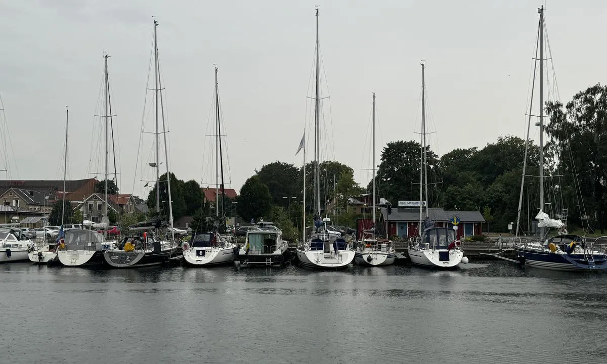 Åhus: {"base": "no", "no": "B\u00e5sene til gjestehavnen finner du p\u00e5 styrbord side n\u00e5r du g\u00e5r inn mot \u00c5hus", "se": "G\u00e4sthamnsplatserna hittar du p\u00e5 styrbord sida n\u00e4r du g\u00e5r in mot \u00c5hus", "en": "You will find the berths for the guest harbor on the starboard side as you enter \u00c5hus", "da": "B\u00e5sene til g\u00e6stehavnen finder du p\u00e5 styrbord side, n\u00e5r du sejler ind mod \u00c5hus"}