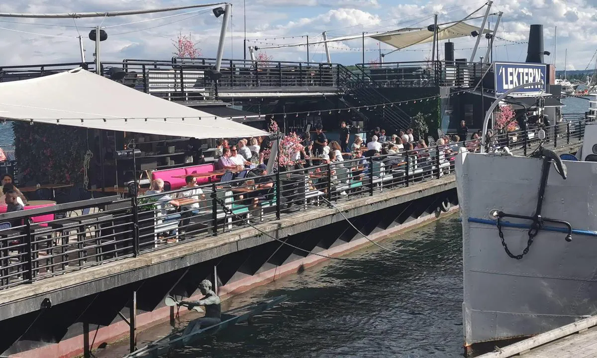 Aker Brygge Marina: {"base": "de", "no": "\u00d8l 14\u20ac Mat god", "se": "\u00d6l 14\u20ac Mat bra", "en": "Beer \u20ac14 Food good", "da": "\u00d8l 14\u20ac Mad god", "fr": "Bi\u00e8re 14\u20ac Nourriture bonne", "de": "Bier 14\u20ac Essen gut", "es": "Cerveza 14\u20ac Comida buena", "it": "Birra 14\u20ac Cibo buono", "pt": "Cerveja 14\u20ac Comida boa", "nl": "Bier 14\u20ac Eten goed", "pl": "Piwo 14\u20ac Jedzenie dobre", "uk": "\u041f\u0438\u0432\u043e 14\u20ac \u0407\u0436\u0430 \u0434\u043e\u0431\u0440\u0430", "ro": "Bere 14\u20ac, M\u00e2ncarea bun\u0103", "tr": "Bira 14\u20ac Yemek iyi", "el": "\u039c\u03c0\u03cd\u03c1\u03b1 14\u20ac \u03a4\u03bf \u03c6\u03b1\u03b3\u03b7\u03c4\u03cc \u03ba\u03b1\u03bb\u03cc", "cs": "Pivo 14\u20ac J\u00eddlo dobr\u00e9", "hu": "S\u00f6r 14\u20ac Az \u00e9tel j\u00f3", "fi": "Olut 14\u20ac Ruoka hyv\u00e4\u00e4", "bg": "\u0411\u0438\u0440\u0430 14\u20ac \u0425\u0440\u0430\u043d\u0430\u0442\u0430 \u0435 \u0434\u043e\u0431\u0440\u0430", "sr": "\u041f\u0438\u0432\u043e 14\u20ac \u0425\u0440\u0430\u043d\u0430 \u0434\u043e\u0431\u0440\u0430", "et": "\u00d5lu 14\u20ac Toit hea", "lv": "Alus 14\u20ac P\u0101rtika laba", "lt": "Alus 14\u20ac Maistas geras"}
