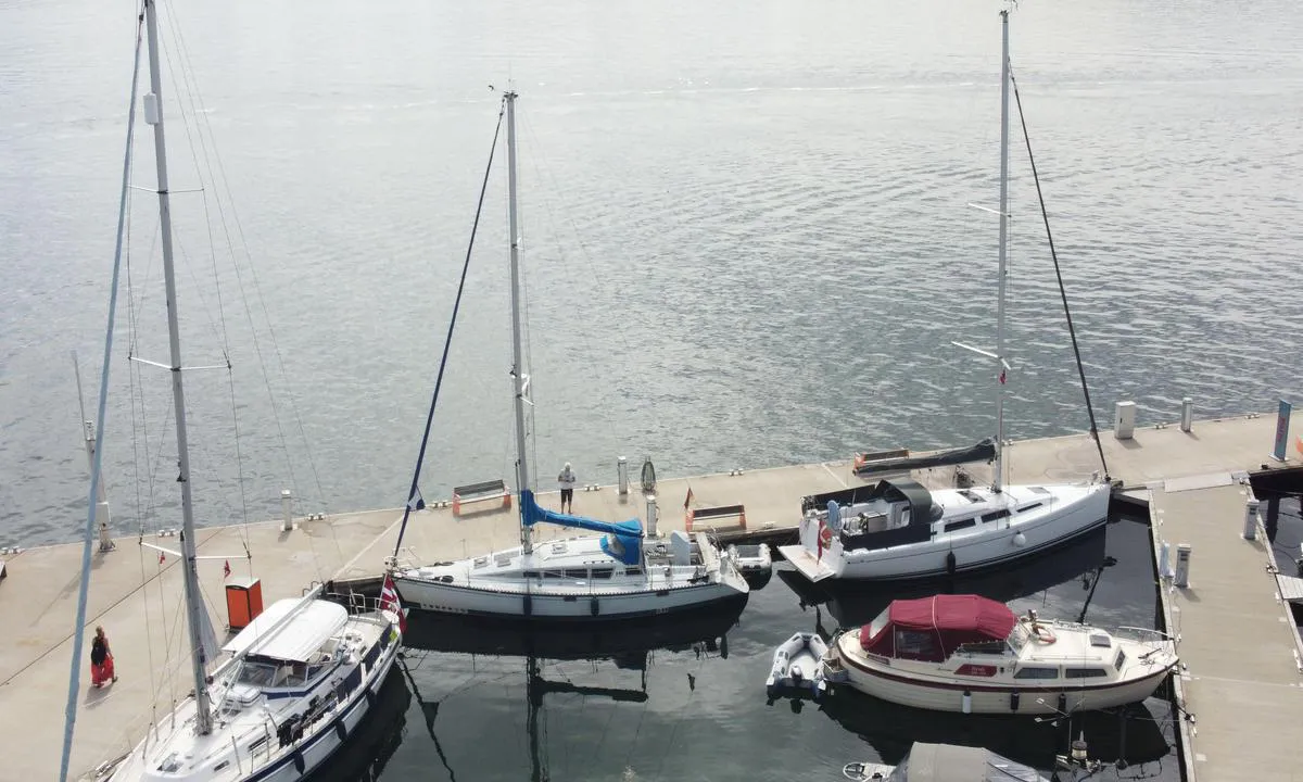 {"base": "de", "no": "CONZISKA i Aker Brygge Marina Oslo", "se": "CONZISKA i Aker Brygge Marina Oslo", "en": "CONZISKA in the Aker Brygge Marina Oslo", "da": "CONZISKA i Aker Brygge Marina Oslo", "fr": "CONZISKA dans la Marina Aker Brygge Oslo", "de": "CONZISKA in der Aker Brygge Marina Oslo", "es": "CONZISKA en la Marina Aker Brygge de Oslo", "it": "CONZISKA nella Marina di Aker Brygge Oslo", "pt": "CONZISKA na Marina Aker Brygge Oslo", "nl": "CONZISKA in de Aker Brygge Marina Oslo", "pl": "CONZISKA w Aker Brygge Marina Oslo", "uk": "CONZISKA \u0432 Aker Brygge Marina \u041e\u0441\u043b\u043e", "ro": "CONZISKA \u00een Aker Brygge Marina Oslo", "tr": "CONZISKA Oslo Aker Brygge Marinas\u0131'nda", "el": "CONZISKA \u03c3\u03c4\u03b7\u03bd Aker Brygge Marina \u038c\u03c3\u03bb\u03bf", "cs": "CONZISKA v p\u0159\u00edstavu Aker Brygge Marina Oslo", "hu": "CONZISKA az Aker Brygge Marina Osl\u00f3ban", "fi": "CONZISKA Aker Brygge Marinassa Oslossa", "bg": "CONZISKA \u0432 \u041c\u0430\u0440\u0438\u043d\u0430 \u0410\u043a\u0435\u0440 \u0411\u0440\u044e\u0433\u0435 \u041e\u0441\u043b\u043e", "sr": "CONZISKA u Aker Brygge Marini Oslo", "et": "CONZISKA Aker Brygge jahisadamas, Oslo", "lv": "CONZISKA Aker Brygge jahtu ost\u0101 Oslo", "lt": "CONZISKA Aker Brygge jacht\u0173 prieplaukoje Osle"}
