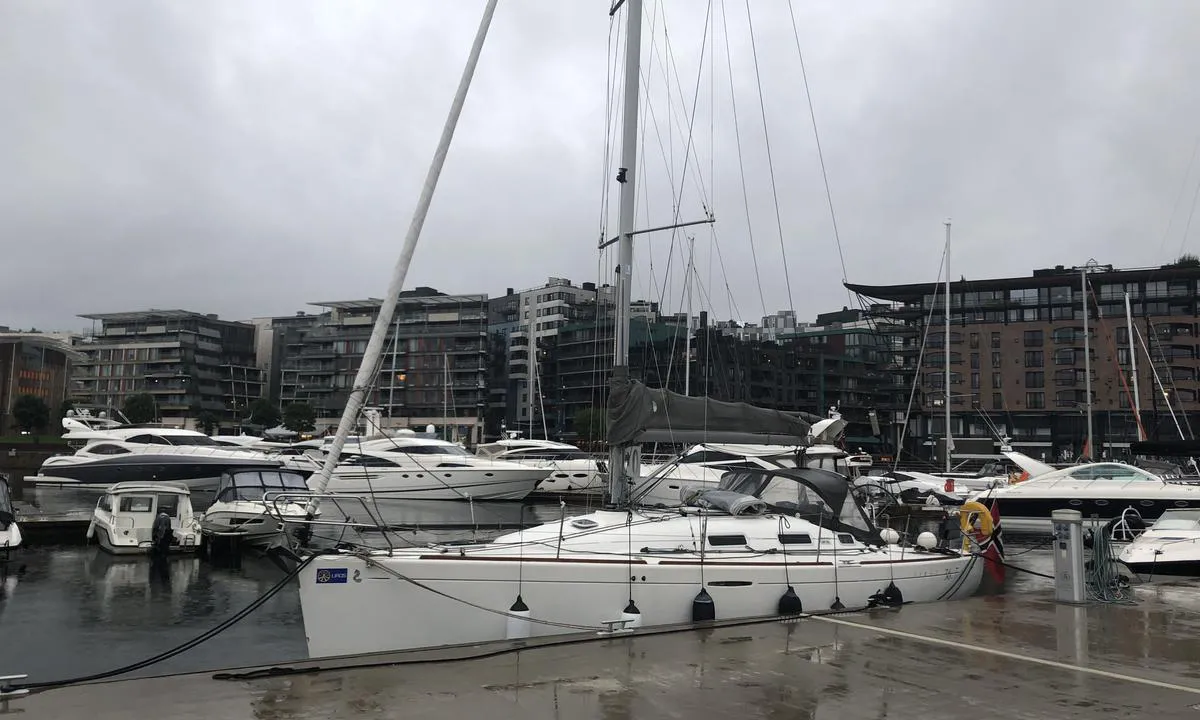 {"base": "no", "no": "Inners i gjestehavna p\u00e5 Aker Brygge er det en solid betongbrygge hvor man kan ligge longside. Det er ogs\u00e5 en rekke brygger med utriggere i midten av kaianlegget.", "se": "L\u00e4ngst in i g\u00e4sthamnen vid Aker Brygge finns det en solid betongbrygga d\u00e4r man kan ligga l\u00e5ngsides. Det finns ocks\u00e5 en rad bryggor med y-bommar mitt i kajanl\u00e4ggningen.", "en": "Innermost in the guest harbor at Aker Brygge, there is a solid concrete pier where one can lie alongside. There is also a series of piers with outriggers in the middle of the quay facility.", "da": "Inderst i g\u00e6stehavnen p\u00e5 Aker Brygge er der en solid betonbro, hvor man kan ligge langskibs. Der er ogs\u00e5 en r\u00e6kke broer med udriggere i midten af kajanl\u00e6gget."}