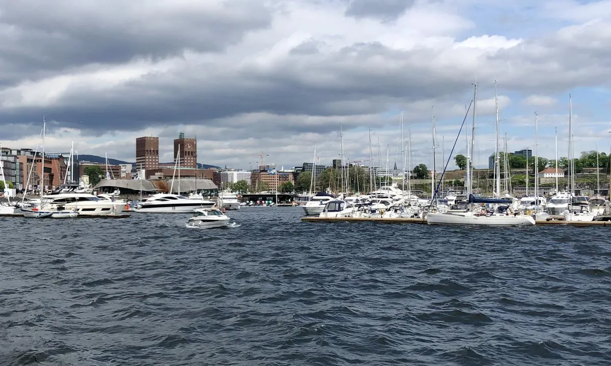 {"base": "no", "no": "Innseilingen til den indre delen av gjestehavna p\u00e5 Aker Brygge er p\u00e5 vestsiden, mellom to flytebrygger.", "se": "Inseglingen till den inre delen av g\u00e4sthamnen p\u00e5 Aker Brygge \u00e4r p\u00e5 v\u00e4stsidan, mellan tv\u00e5 flytbryggor.", "en": "The entrance to the inner part of the guest harbor at Aker Brygge is on the west side, between two floating piers.", "da": "Indsejlingen til den indre del af g\u00e6stehavnen ved Aker Brygge er p\u00e5 vestsiden, mellem to flydebroer."}