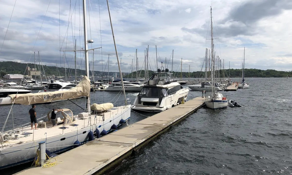 Flytebrygga du får på babord når du går inn i gjestehavna er for korttidsstopp og har enkel adgang inn på Aker Brygge.