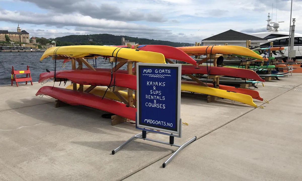 Aker Brygge Marina: {"base": "no", "no": "Kajakkutleie p\u00e5 brygga.", "se": "Kajakuthyrning vid bryggan.", "en": "Kayak rental on the pier.", "da": "Kajakudlejning p\u00e5 kajen."}