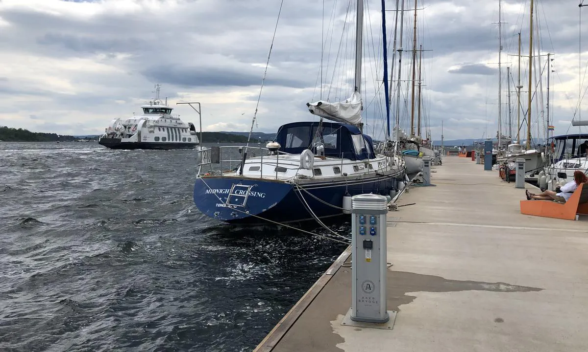 Aker Brygge Marina: {"base": "no", "no": "Det er ogs\u00e5 gjesteplasser p\u00e5 utsiden av flytebrygga (her s\u00f8r-\u00f8st). Der kan det bli urolig sj\u00f8 med mye passerende trafikk og overraskende krapp sj\u00f8 med sydvestlig vind.", "se": "Det finns ocks\u00e5 g\u00e4stplatser p\u00e5 utsidan av flytbryggan (h\u00e4r sydost). D\u00e4r kan det bli orolig sj\u00f6 med mycket passerande trafik och \u00f6verraskande krabb sj\u00f6 med sydv\u00e4stlig vind.", "en": "There are also guest berths on the outside of the floating dock (here southeast). There, the sea can be choppy with a lot of passing traffic and unexpectedly rough seas with southwesterly wind.", "da": "Der er ogs\u00e5 g\u00e6stepladser p\u00e5 ydersiden af flydebroen (her syd-\u00f8st). Der kan det blive uroligt vand med meget passerende trafik og overraskende krapp s\u00f8 med sydvestlig vind."}
