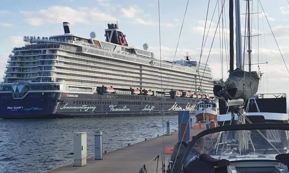 Aker Brygge Marina: {"base": "de", "no": "G\u00e5r riktignok sakte, men har ganske sterk suging", "se": "\u00c5ker visserligen l\u00e5ngsamt men har ganska stark svallv\u00e5ga", "en": "Travels slowly but has quite a strong wake", "da": "K\u00f8rer ganske langsomt, men skaber en hel del sug", "fr": "Navigue lentement certes, mais a un bon tirant d'eau", "de": "F\u00e4hrt zwar langsam aber hat ganz sch\u00f6n Sog", "es": "Aunque navega lento, tiene bastante succi\u00f3n", "it": "Va piano, ma ha una buona scia.", "pt": "Navega lentamente, mas cria bastante suc\u00e7\u00e3o", "nl": "Vaart weliswaar langzaam maar heeft behoorlijk wat zuiging", "pl": "P\u0142ywa wprawdzie wolno, ale ma ca\u0142kiem du\u017cy zefir", "uk": "\u0425\u043e\u0447\u0430 \u0440\u0443\u0445\u0430\u0454\u0442\u044c\u0441\u044f \u043f\u043e\u0432\u0456\u043b\u044c\u043d\u043e, \u0430\u043b\u0435 \u0441\u0442\u0432\u043e\u0440\u044e\u0454 \u0441\u0443\u0442\u0442\u0454\u0432\u0443 \u0442\u0435\u0447\u0456\u044e", "ro": "Se deplaseaz\u0103 \u00eencet, dar creeaz\u0103 un curent destul de puternic", "tr": "Yava\u015f gidiyor ama baya\u011f\u0131 bir ak\u0131nt\u0131 olu\u015fturuyor", "el": "\u039a\u03b9\u03bd\u03b5\u03af\u03c4\u03b1\u03b9 \u03b1\u03c1\u03b3\u03ac \u03b1\u03bb\u03bb\u03ac \u03ad\u03c7\u03b5\u03b9 \u03c0\u03bf\u03bb\u03cd \u03b9\u03c3\u03c7\u03c5\u03c1\u03ae \u03ad\u03bb\u03be\u03b7", "cs": "Jede pomalu, ale m\u00e1 docela velk\u00fd t\u00e1h", "hu": "B\u00e1r lassan halad, de nagyon nagy sz\u00edv\u00f3ereje van", "fi": "Ajaa kyll\u00e4 hitaasti, mutta aiheuttaa melkoisen imuvirran", "bg": "\u041c\u0430\u043a\u0430\u0440 \u0447\u0435 \u0441\u0435 \u0434\u0432\u0438\u0436\u0438 \u0431\u0430\u0432\u043d\u043e, \u0441\u044a\u0437\u0434\u0430\u0432\u0430 \u0437\u043d\u0430\u0447\u0438\u0442\u0435\u043b\u043d\u0438 \u0432\u0438\u0445\u0440\u0438", "sr": "Iako vozi sporo, pravi prili\u010dno veliki talas", "et": "Kuigi liigub aeglaselt, tekitab siiski p\u00e4ris korraliku s\u00f5\u00f5}}}", "lv": "Lai gan l\u0113n\u0101m, tam ir diezgan sp\u0113c\u012bgs vilnis", "lt": "Nors plaukia l\u0117tai, ta\u010diau sukelia nema\u017e\u0105 \u010diurlenim\u0105"}
