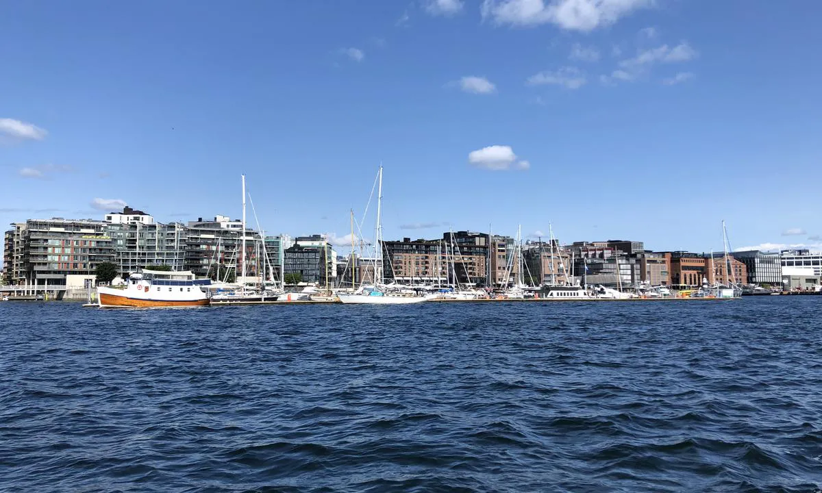 Aker Brygge Marina badet i solskinn.