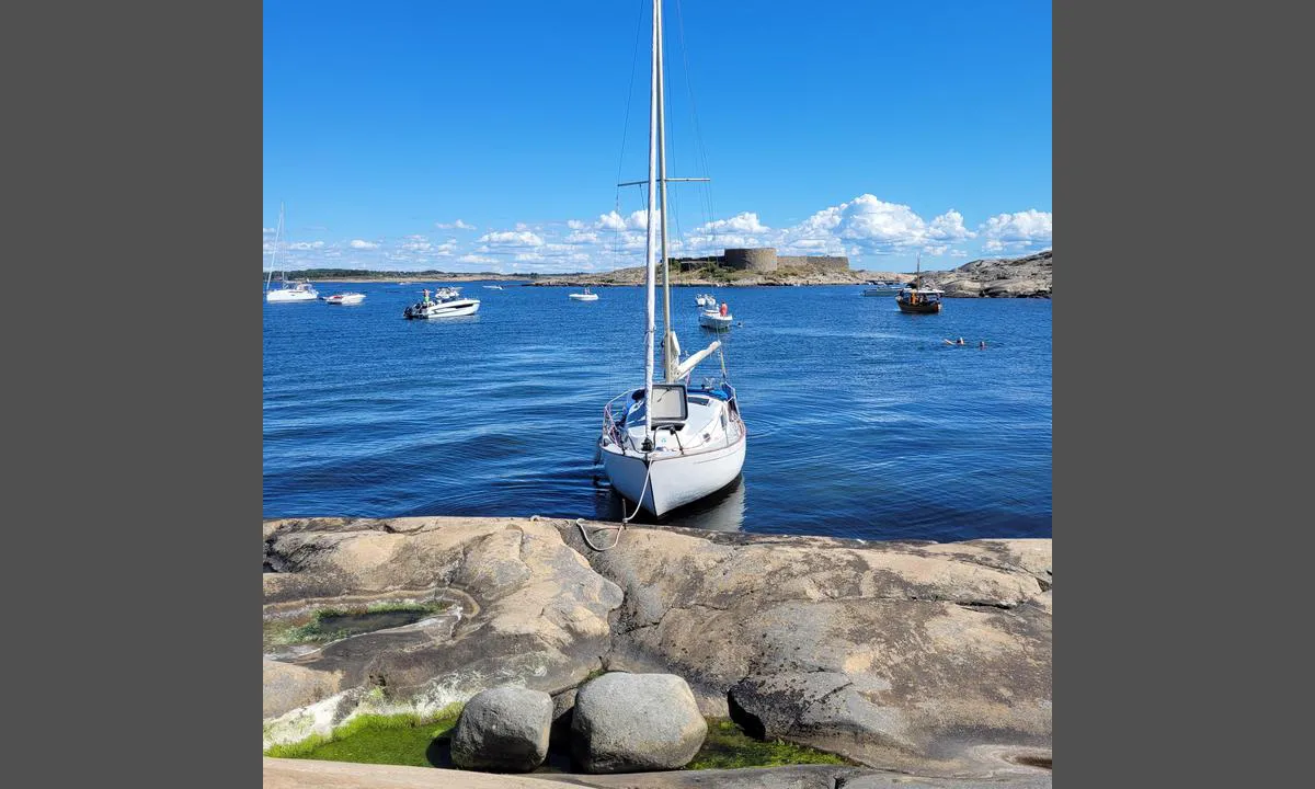 Akerøya: {"base": "no", "no": "Sommeren 2022 bolt i fjell og dregg \r\nFestningsholmen i bakgrunnen", "se": "Sommaren 2022 bult i berg och dregg Festningsholmen i bakgrunden", "en": "Summer 2022, bolt in rock and anchor<br>Fortress islet in the background", "da": "Sommeren 2022 bolt i fjeld og anker<br>Festningsholmen i baggrunden"}