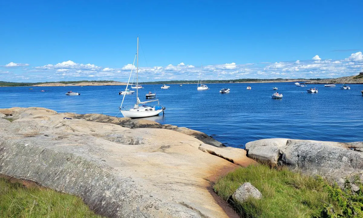 Akerøya: {"base": "no", "no": "Sommer 2022 bolt i fjell og dregg", "se": "Sommar 2022 bult i berg och ankardrag", "en": "Summer 2022 bolt in rock and anchor", "da": "Sommer 2022 bolt i klippe og dreg"}