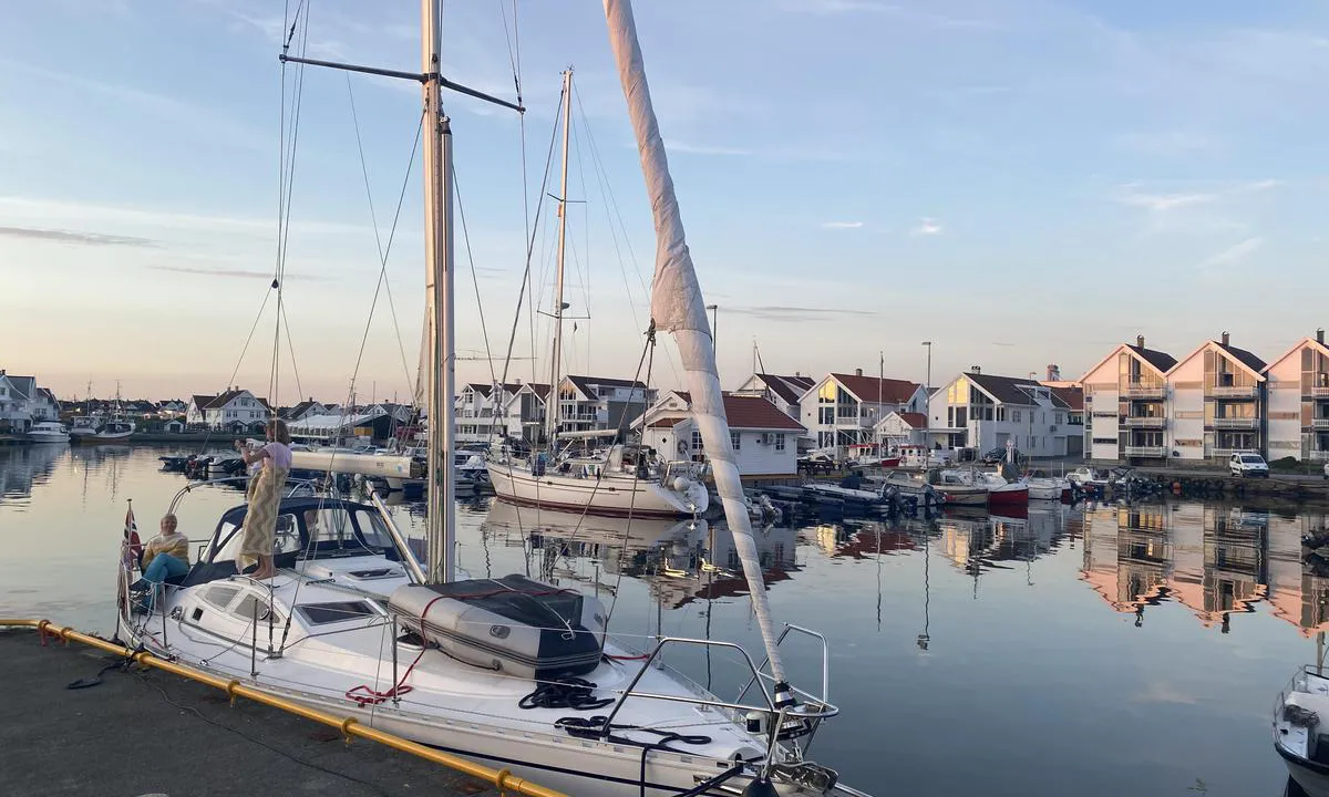 Åkrehamn: {"base": "no", "no": "De to seilb\u00e5tene p\u00e5 bildet ligger p\u00e5 gjesteplassene.", "se": "De tv\u00e5 segelb\u00e5tarna p\u00e5 bilden ligger vid g\u00e4stplatserna.", "en": "The two sailboats in the picture are moored at the guest berths.", "da": "De to sejlb\u00e5de p\u00e5 billedet ligger p\u00e5 g\u00e6stepladsene."}