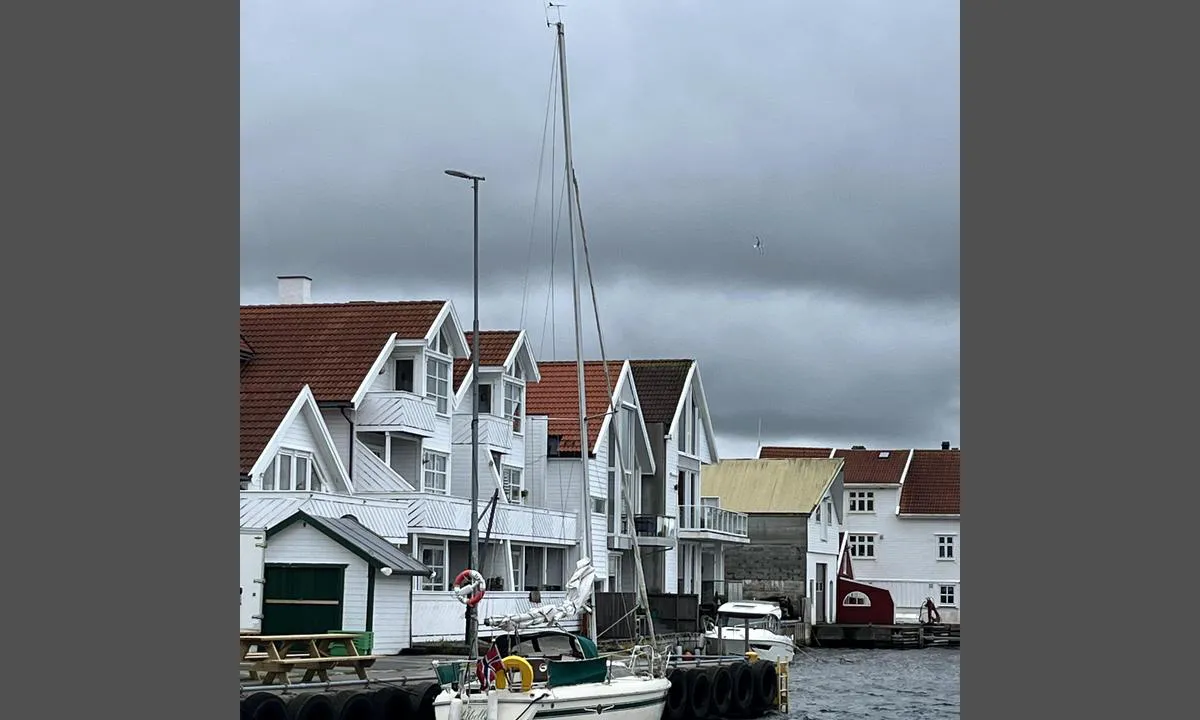 Åkrehamn: {"base": "no", "no": "Innerst p\u00e5 Kaien p\u00e5 \u00c5kra.", "se": "L\u00e4ngst in p\u00e5 Kajen p\u00e5 \u00c5kra.", "en": "Innermost at the quay in \u00c5kra.", "da": "Innerst ved Kajen p\u00e5 \u00c5kra."}